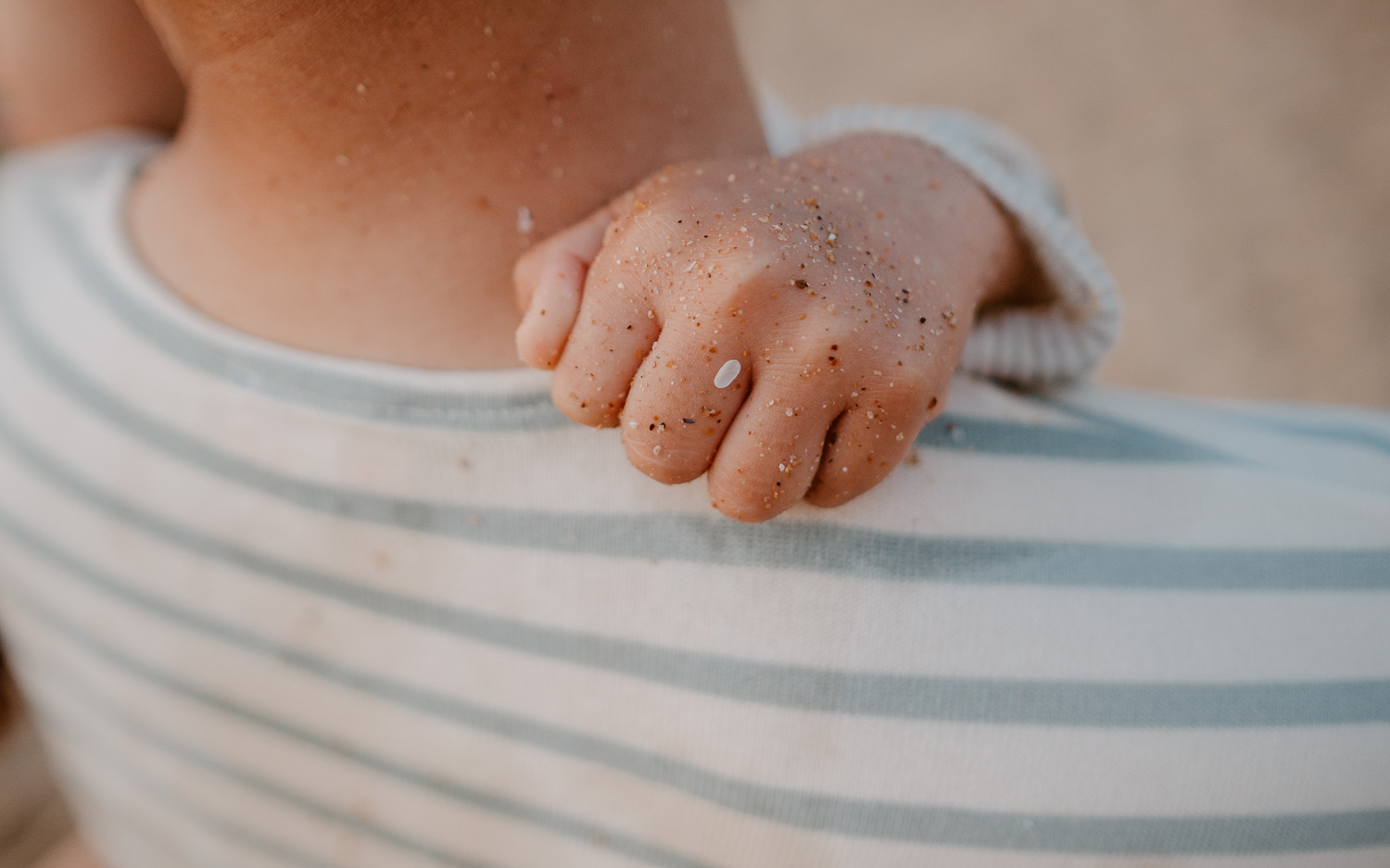 Séance photo lifestyle de famille en extérieur l’été sur la plage à Pornichet près de la Baule par Geoffrey Arnoldy photographe