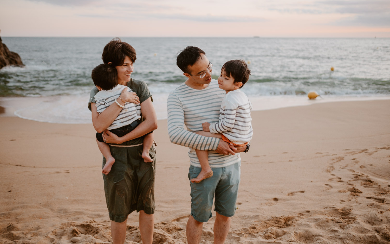 Séance photo lifestyle de famille en extérieur l’été sur la plage à Pornichet près de la Baule par Geoffrey Arnoldy photographe