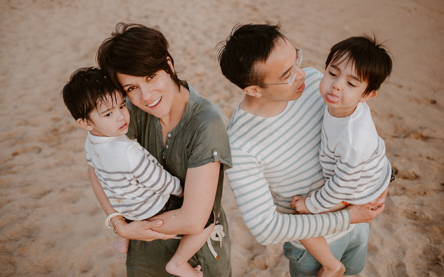 Séance photo lifestyle de famille en extérieur l’été sur la plage à Pornichet près de la Baule par Geoffrey Arnoldy photographe