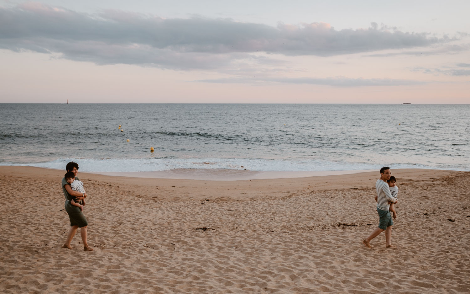 Séance photo lifestyle de famille en extérieur l’été sur la plage à Pornichet près de la Baule par Geoffrey Arnoldy photographe