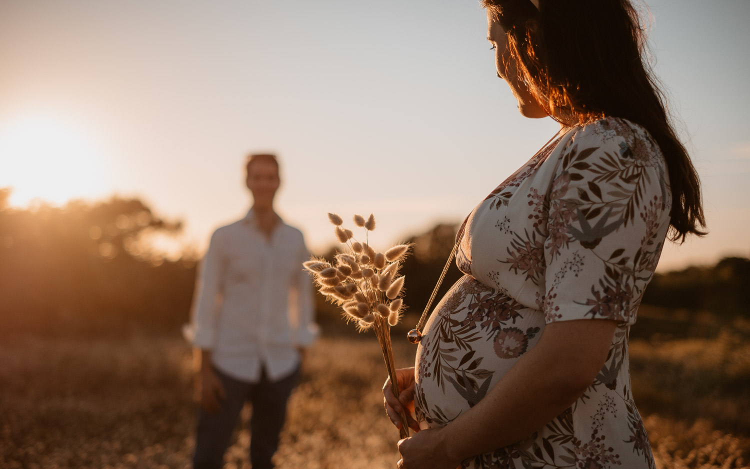 Séance photo en attendant bébé, ventre rond de futurs parents en extérieur, à l’ambiance romantique, au coucher de soleil sur la plage de Bretignolles-sur-mer en Vendée par Geoffrey Arnoldy photographe