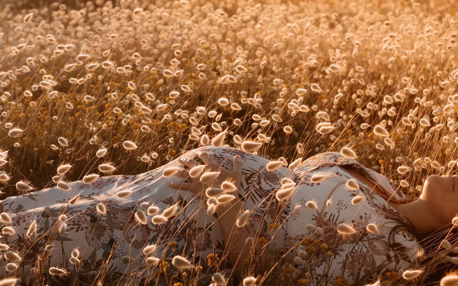 Séance photo en attendant bébé, ventre rond de futurs parents en extérieur, à l’ambiance romantique, au coucher de soleil sur la plage de Bretignolles-sur-mer en Vendée par Geoffrey Arnoldy photographe