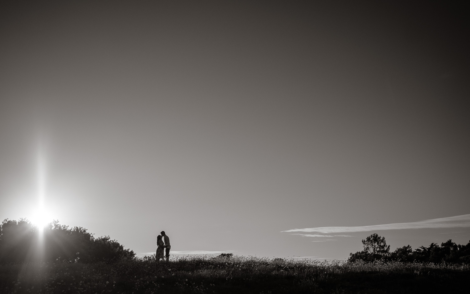 Séance photo en attendant bébé, ventre rond de futurs parents en extérieur, à l’ambiance romantique, au coucher de soleil sur la plage de Bretignolles-sur-mer en Vendée par Geoffrey Arnoldy photographe