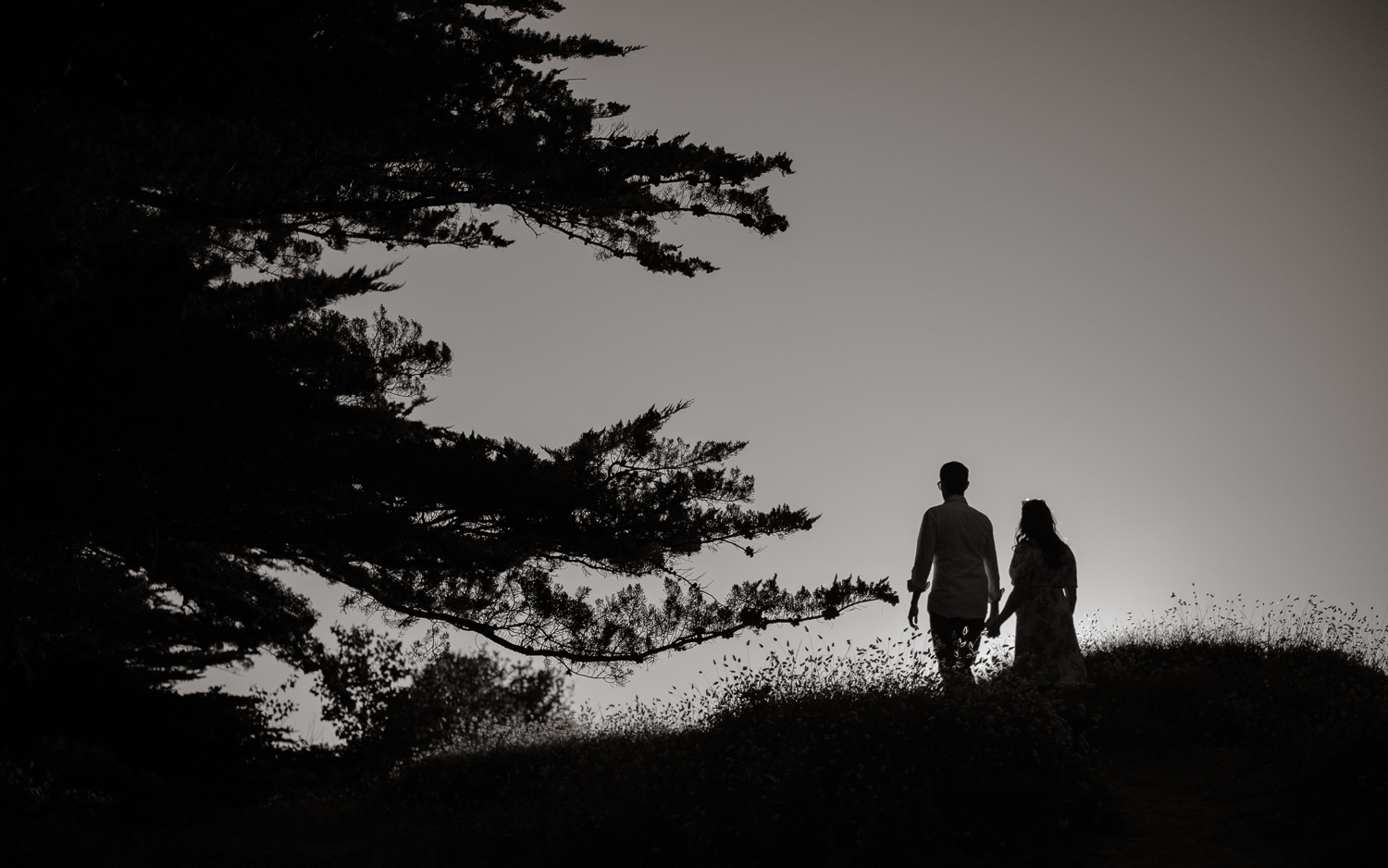 Séance photo en attendant bébé, ventre rond de futurs parents en extérieur, à l’ambiance romantique, au coucher de soleil sur la plage de Bretignolles-sur-mer en Vendée par Geoffrey Arnoldy photographe