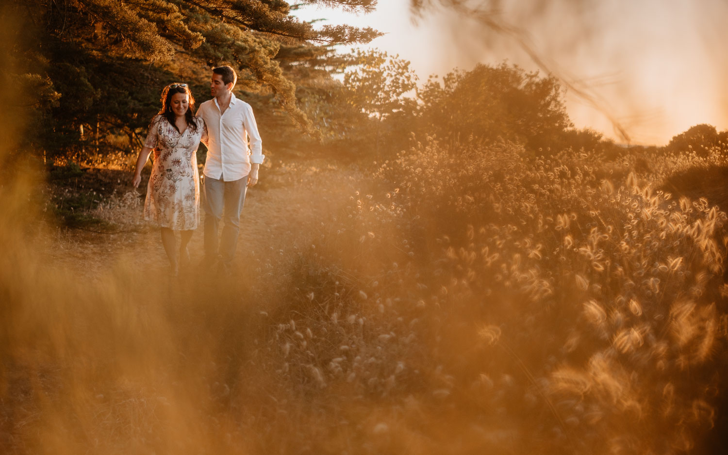 Séance photo en attendant bébé, ventre rond de futurs parents en extérieur, à l’ambiance romantique, au coucher de soleil sur la plage de Bretignolles-sur-mer en Vendée par Geoffrey Arnoldy photographe