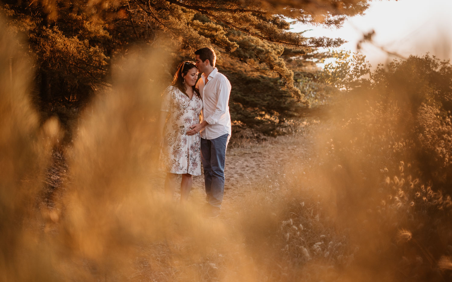 Séance photo en attendant bébé, ventre rond de futurs parents en extérieur, à l’ambiance romantique, au coucher de soleil sur la plage de Bretignolles-sur-mer en Vendée par Geoffrey Arnoldy photographe