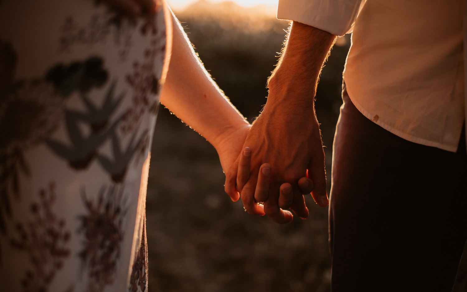 Séance photo en attendant bébé, ventre rond de futurs parents en extérieur, à l’ambiance romantique, au coucher de soleil sur la plage de Bretignolles-sur-mer en Vendée par Geoffrey Arnoldy photographe