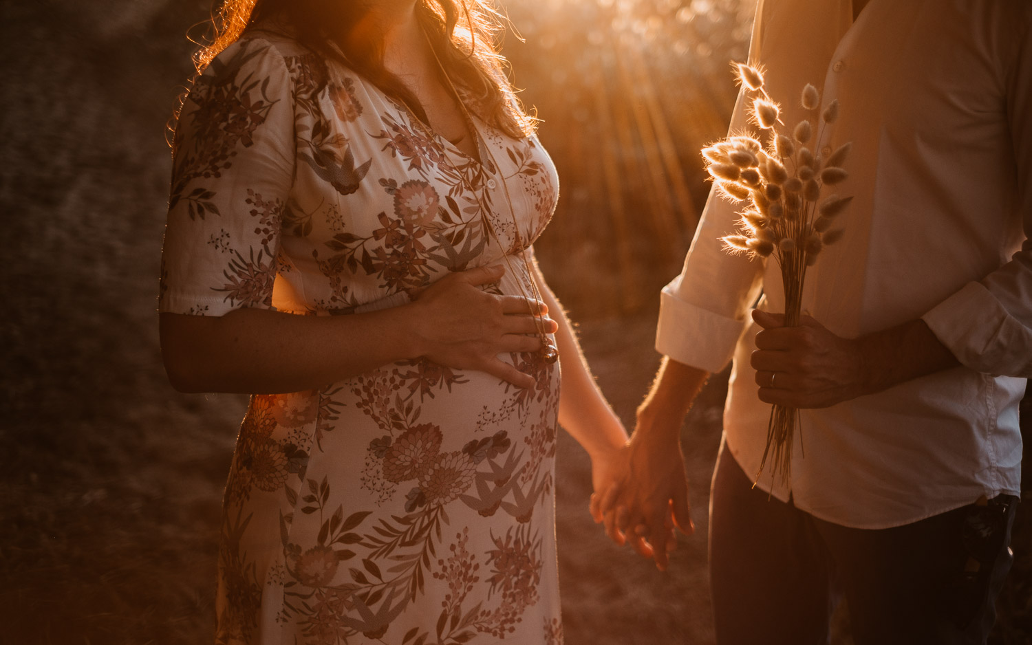 Séance photo en attendant bébé, ventre rond de futurs parents en extérieur, à l’ambiance romantique, au coucher de soleil sur la plage de Bretignolles-sur-mer en Vendée par Geoffrey Arnoldy photographe