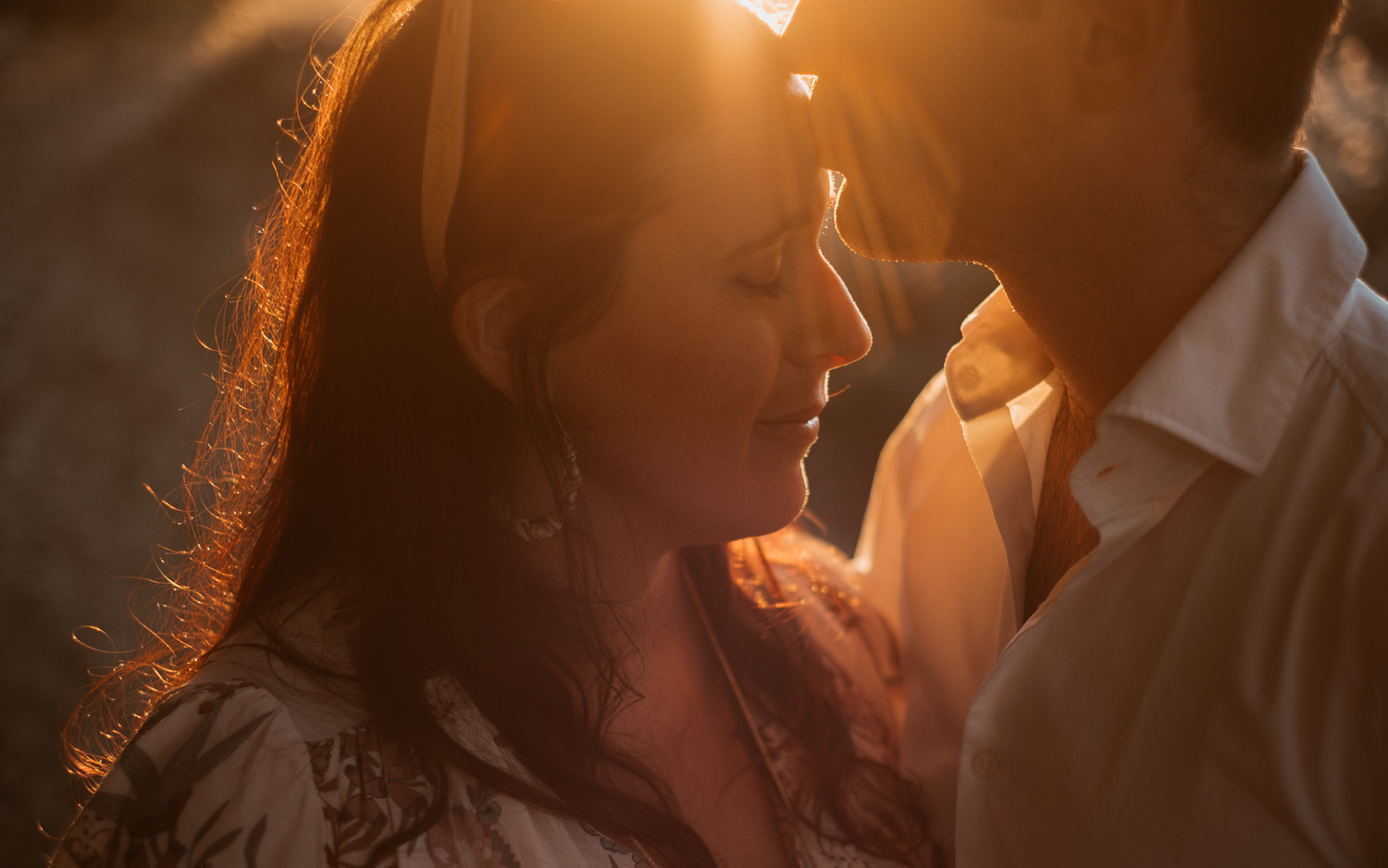 Séance photo en attendant bébé, ventre rond de futurs parents en extérieur, à l’ambiance romantique, au coucher de soleil sur la plage de Bretignolles-sur-mer en Vendée par Geoffrey Arnoldy photographe