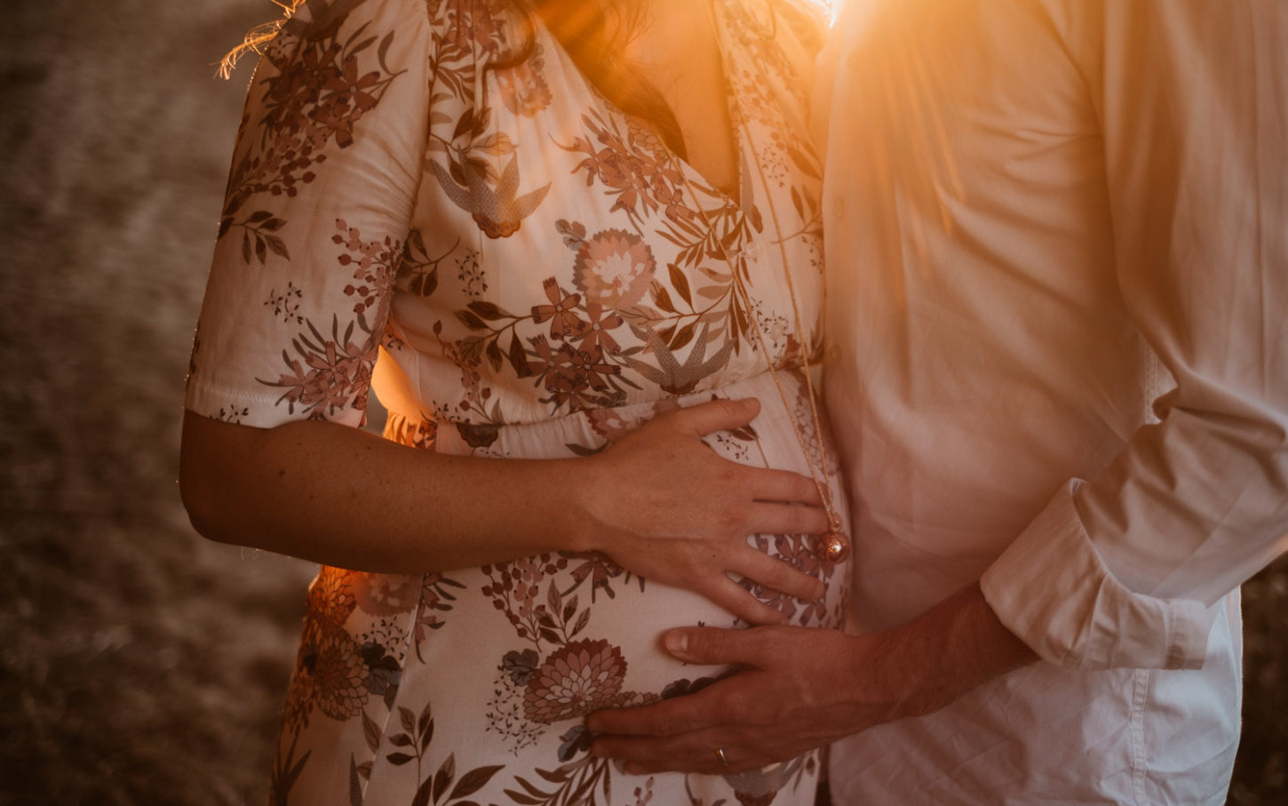 Séance photo en attendant bébé, ventre rond de futurs parents en extérieur, à l’ambiance romantique, au coucher de soleil sur la plage de Bretignolles-sur-mer en Vendée par Geoffrey Arnoldy photographe