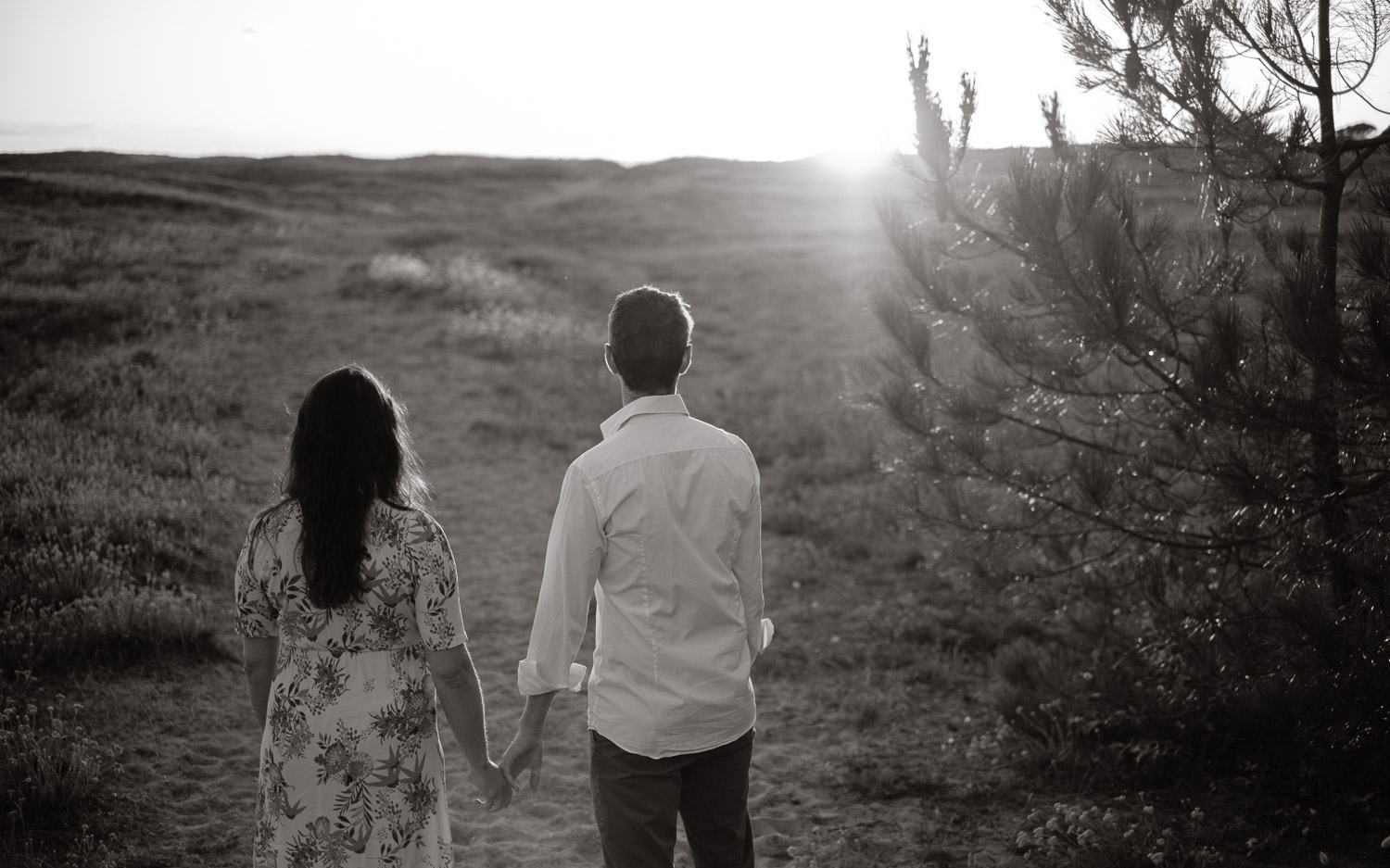 Séance photo en attendant bébé, ventre rond de futurs parents en extérieur, à l’ambiance romantique, au coucher de soleil sur la plage de Bretignolles-sur-mer en Vendée par Geoffrey Arnoldy photographe