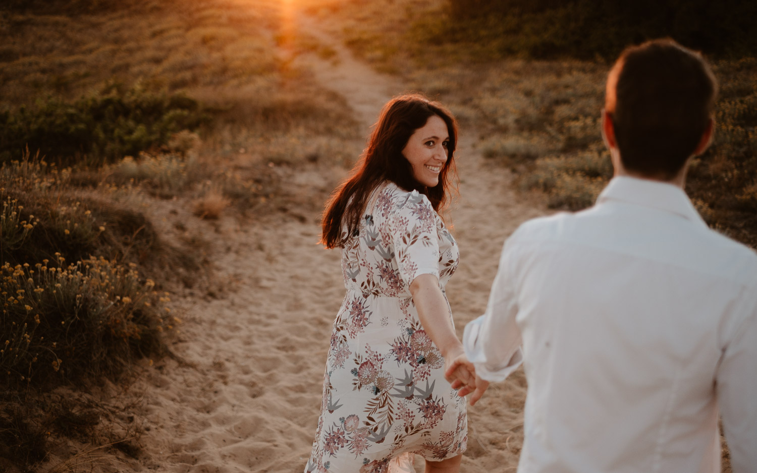 Séance photo en attendant bébé, ventre rond de futurs parents en extérieur, à l’ambiance romantique, au coucher de soleil sur la plage de Bretignolles-sur-mer en Vendée par Geoffrey Arnoldy photographe