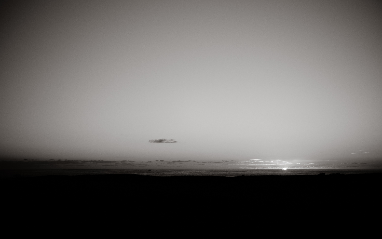 Séance photo en attendant bébé, ventre rond de futurs parents en extérieur, à l’ambiance romantique, au coucher de soleil sur la plage de Bretignolles-sur-mer en Vendée par Geoffrey Arnoldy photographe