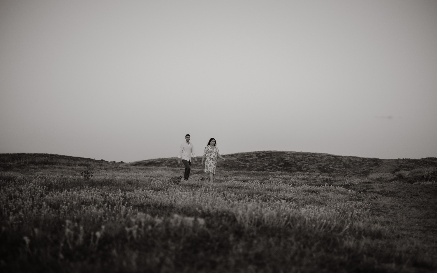 Séance photo en attendant bébé, ventre rond de futurs parents en extérieur, à l’ambiance romantique, au coucher de soleil sur la plage de Bretignolles-sur-mer en Vendée par Geoffrey Arnoldy photographe