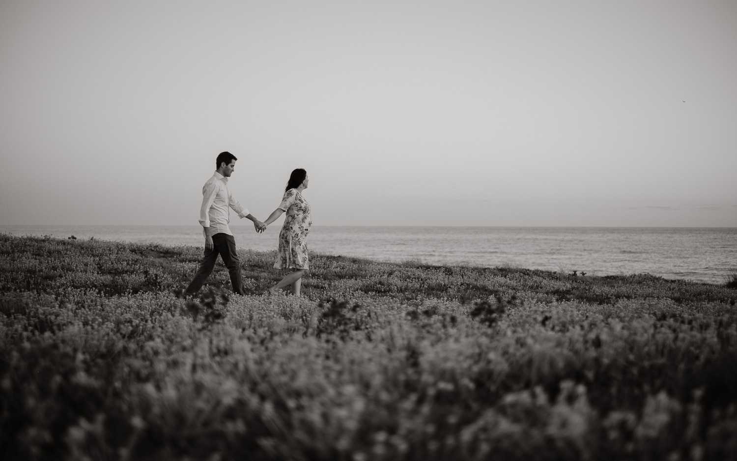 Séance photo en attendant bébé, ventre rond de futurs parents en extérieur, à l’ambiance romantique, au coucher de soleil sur la plage de Bretignolles-sur-mer en Vendée par Geoffrey Arnoldy photographe