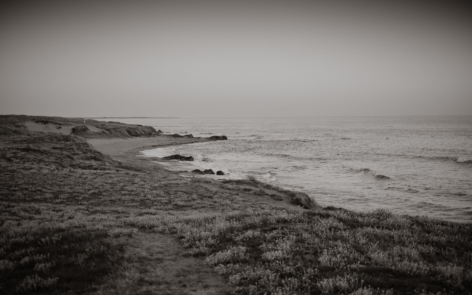 Séance photo en attendant bébé, ventre rond de futurs parents en extérieur, à l’ambiance romantique, au coucher de soleil sur la plage de Bretignolles-sur-mer en Vendée par Geoffrey Arnoldy photographe