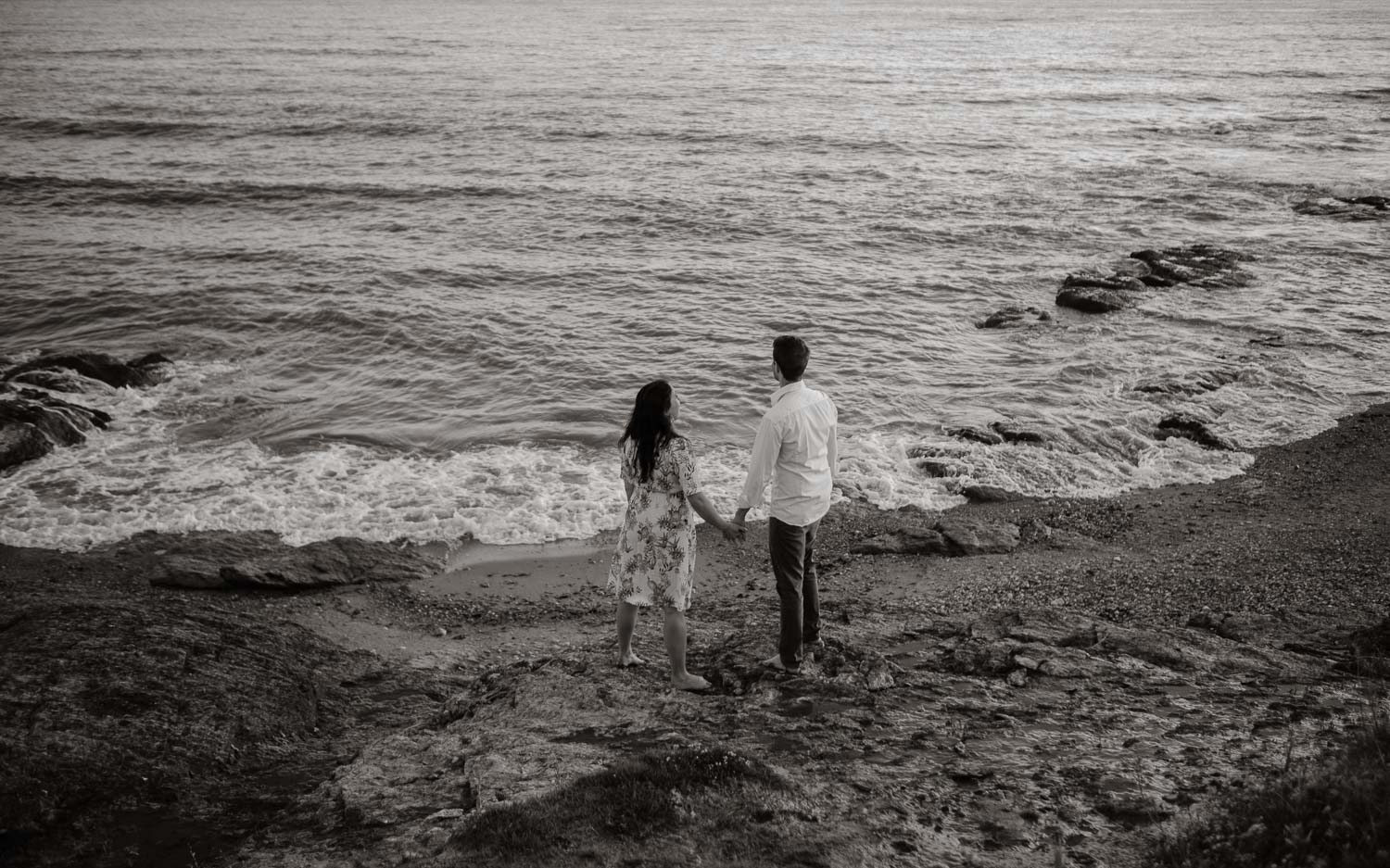 Séance photo en attendant bébé, ventre rond de futurs parents en extérieur, à l’ambiance romantique, au coucher de soleil sur la plage de Bretignolles-sur-mer en Vendée par Geoffrey Arnoldy photographe