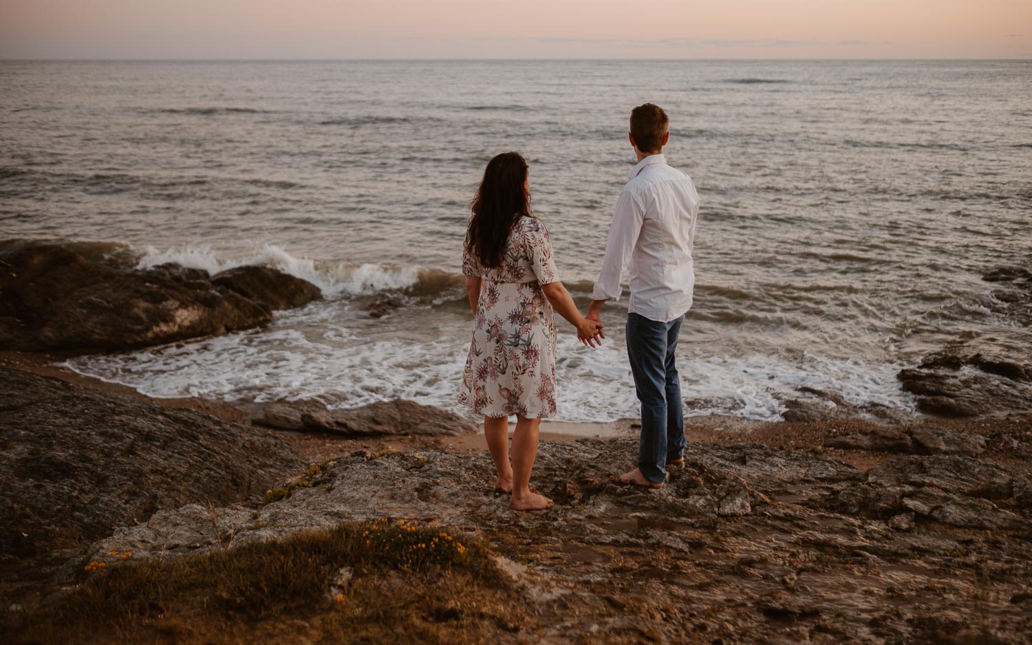 Séance photo en attendant bébé, ventre rond de futurs parents en extérieur, à l’ambiance romantique, au coucher de soleil sur la plage de Bretignolles-sur-mer en Vendée par Geoffrey Arnoldy photographe