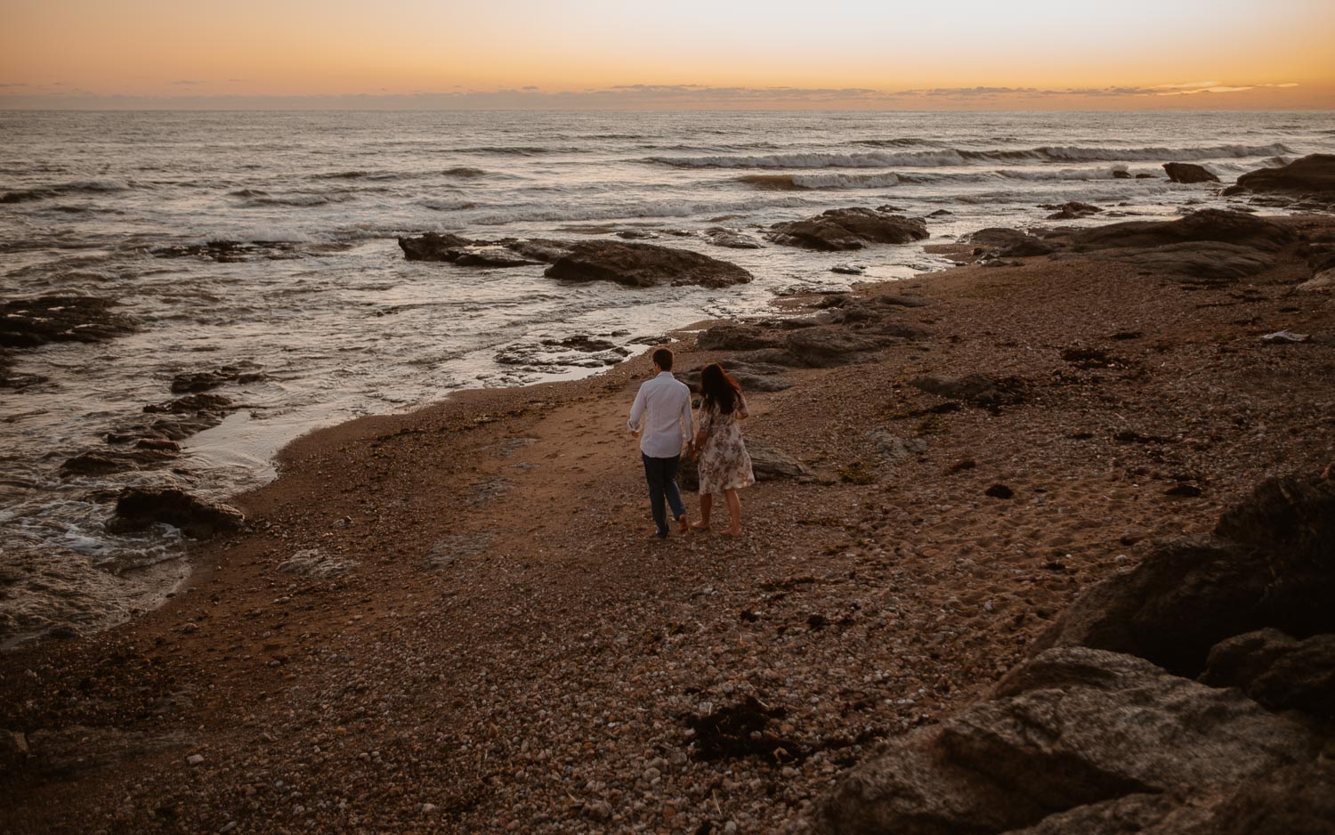 Séance photo en attendant bébé, ventre rond de futurs parents en extérieur, à l’ambiance romantique, au coucher de soleil sur la plage de Bretignolles-sur-mer en Vendée par Geoffrey Arnoldy photographe