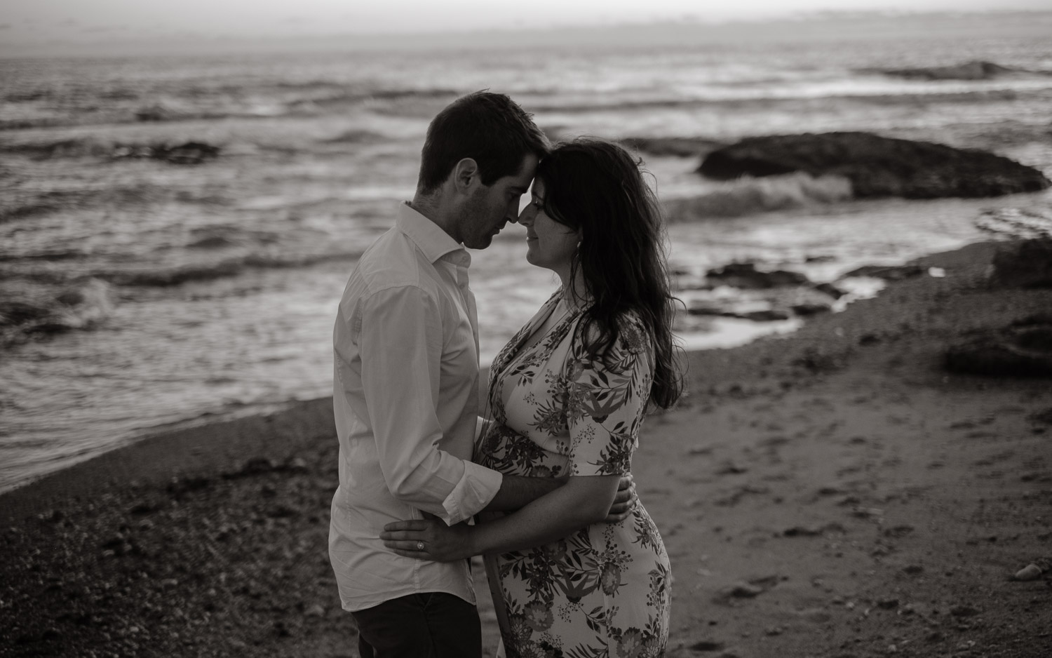 Séance photo en attendant bébé, ventre rond de futurs parents en extérieur, à l’ambiance romantique, au coucher de soleil sur la plage de Bretignolles-sur-mer en Vendée par Geoffrey Arnoldy photographe