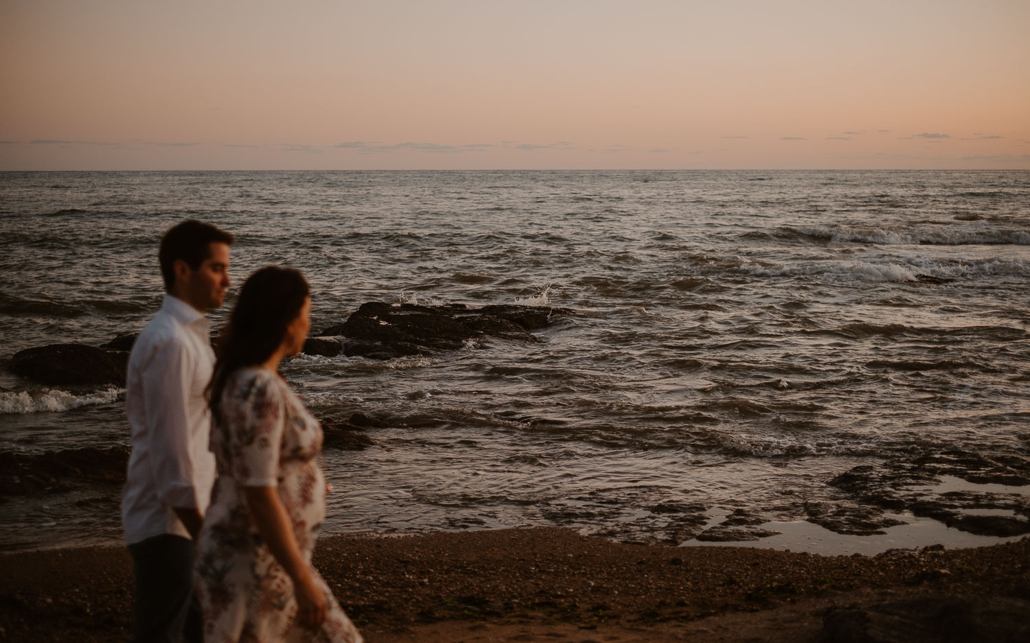 Séance photo en attendant bébé, ventre rond de futurs parents en extérieur, à l’ambiance romantique, au coucher de soleil sur la plage de Bretignolles-sur-mer en Vendée par Geoffrey Arnoldy photographe