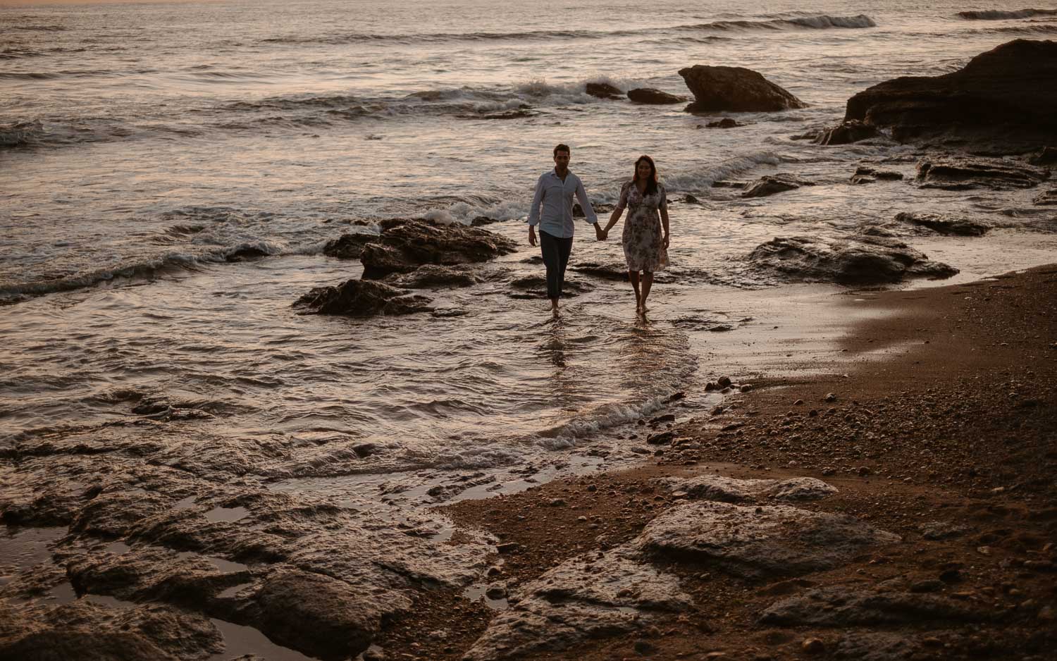 Séance photo en attendant bébé, ventre rond de futurs parents en extérieur, à l’ambiance romantique, au coucher de soleil sur la plage de Bretignolles-sur-mer en Vendée par Geoffrey Arnoldy photographe