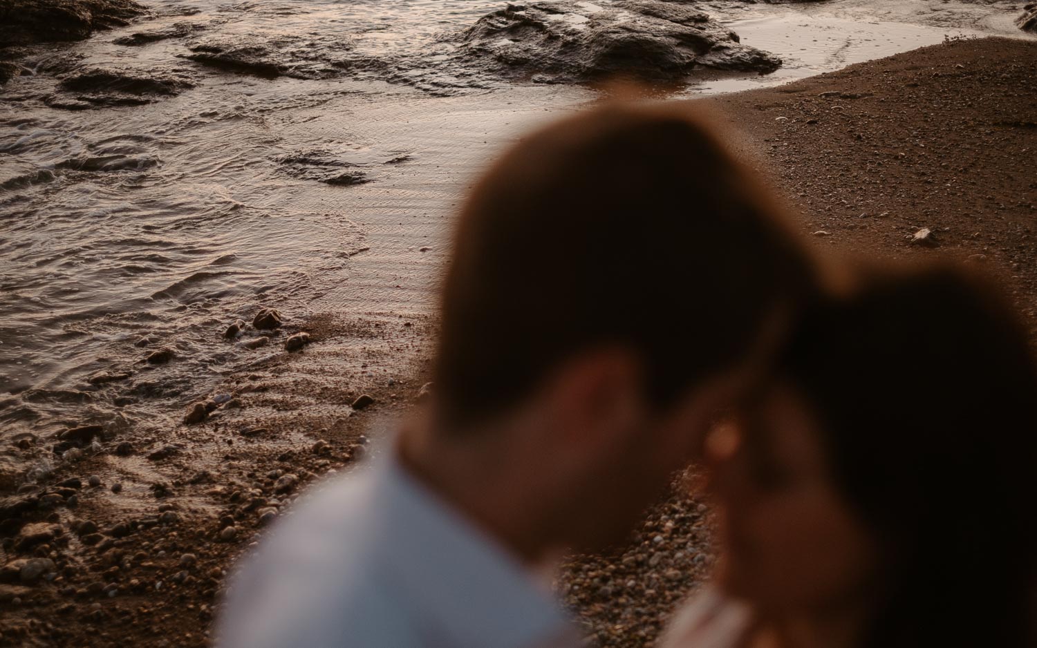 Séance photo en attendant bébé, ventre rond de futurs parents en extérieur, à l’ambiance romantique, au coucher de soleil sur la plage de Bretignolles-sur-mer en Vendée par Geoffrey Arnoldy photographe