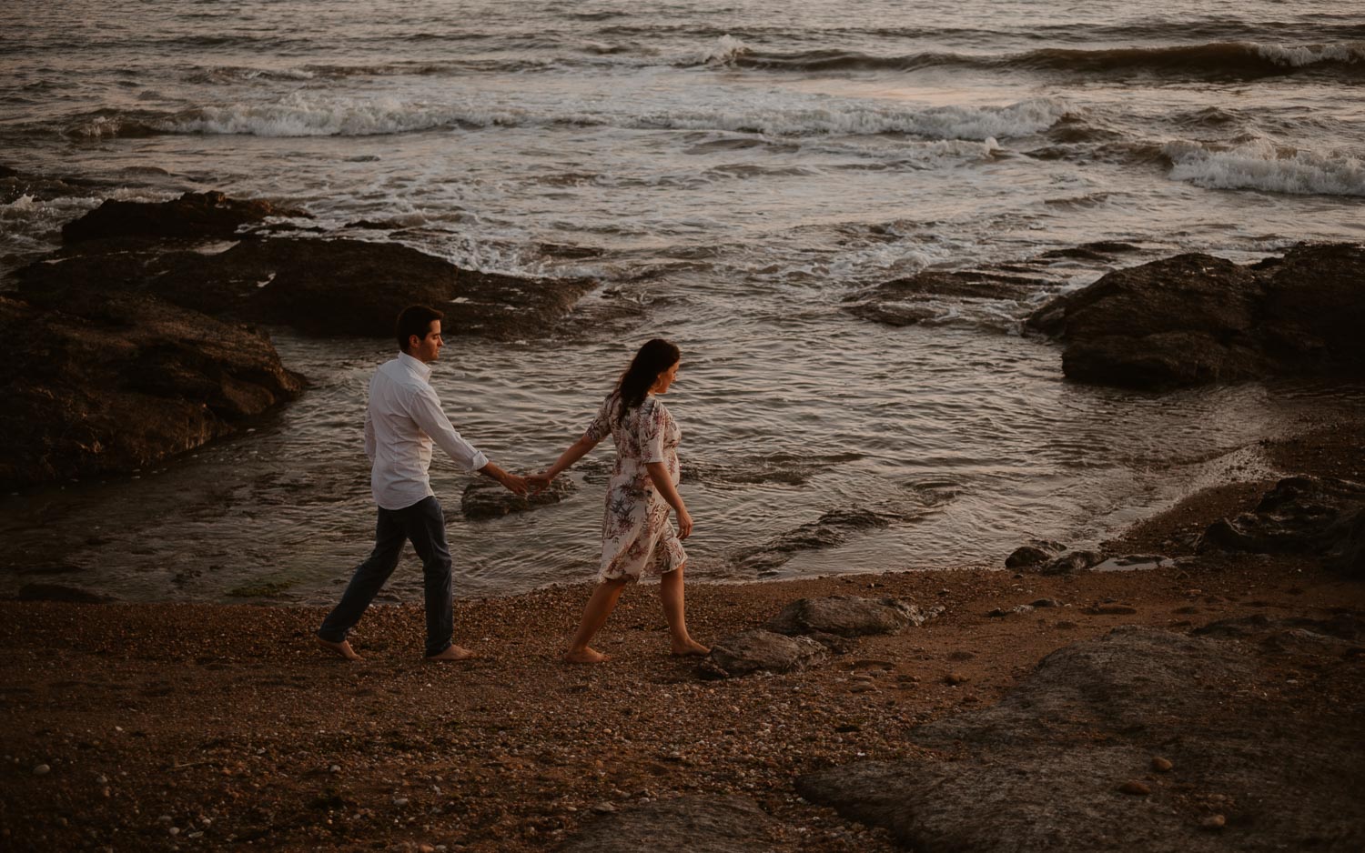 Séance photo en attendant bébé, ventre rond de futurs parents en extérieur, à l’ambiance romantique, au coucher de soleil sur la plage de Bretignolles-sur-mer en Vendée par Geoffrey Arnoldy photographe