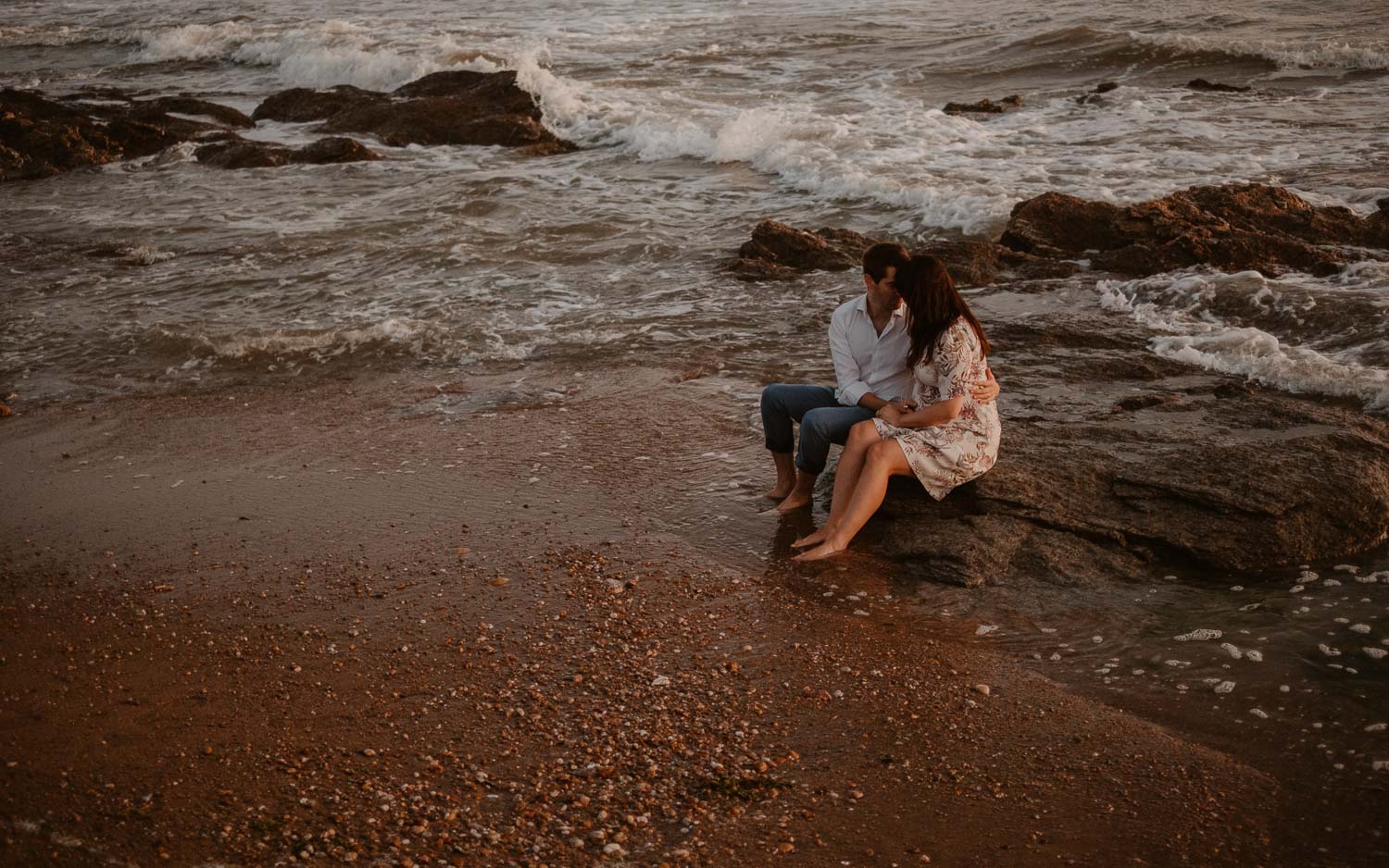 Séance photo en attendant bébé, ventre rond de futurs parents en extérieur, à l’ambiance romantique, au coucher de soleil sur la plage de Bretignolles-sur-mer en Vendée par Geoffrey Arnoldy photographe