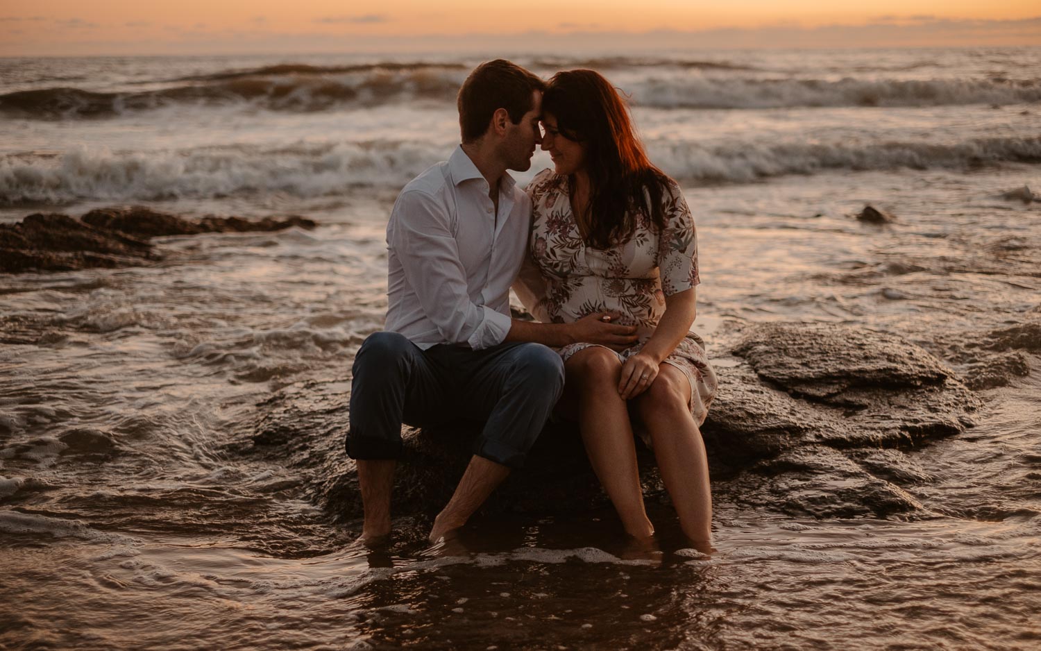 Séance photo en attendant bébé, ventre rond de futurs parents en extérieur, à l’ambiance romantique, au coucher de soleil sur la plage de Bretignolles-sur-mer en Vendée par Geoffrey Arnoldy photographe