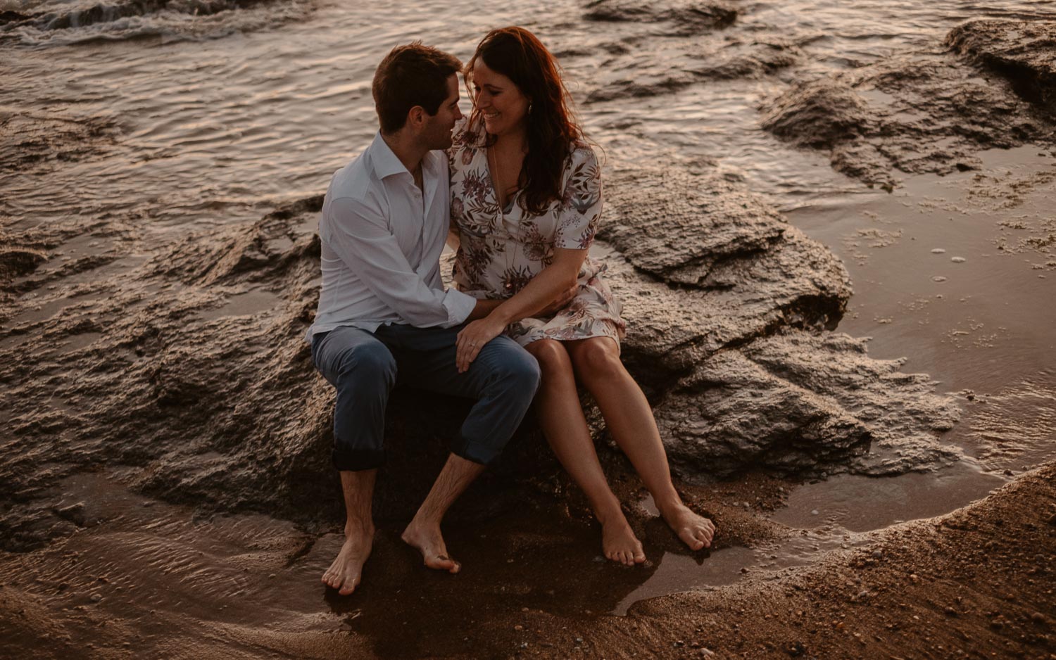 Séance photo en attendant bébé, ventre rond de futurs parents en extérieur, à l’ambiance romantique, au coucher de soleil sur la plage de Bretignolles-sur-mer en Vendée par Geoffrey Arnoldy photographe