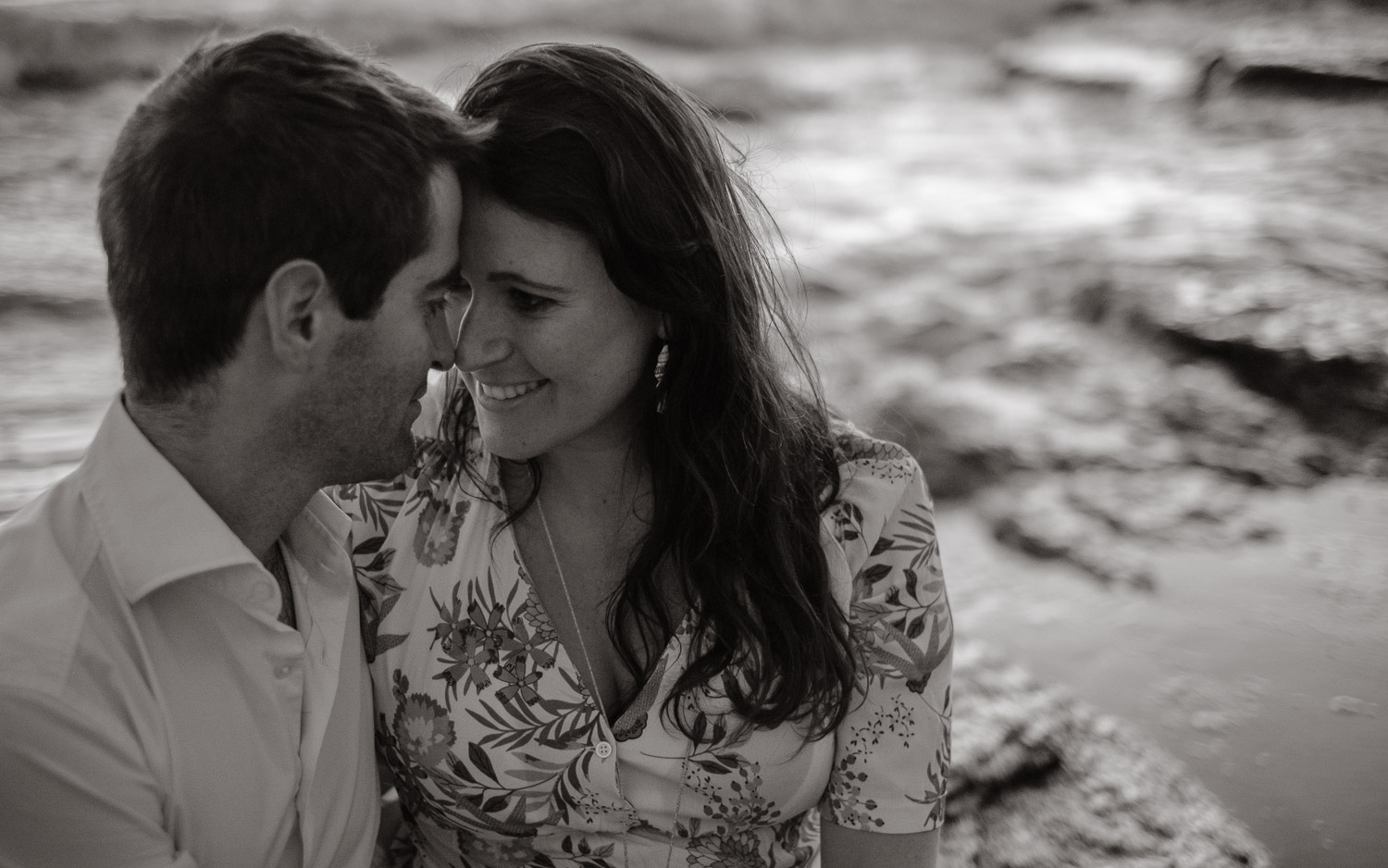 Séance photo en attendant bébé, ventre rond de futurs parents en extérieur, à l’ambiance romantique, au coucher de soleil sur la plage de Bretignolles-sur-mer en Vendée par Geoffrey Arnoldy photographe