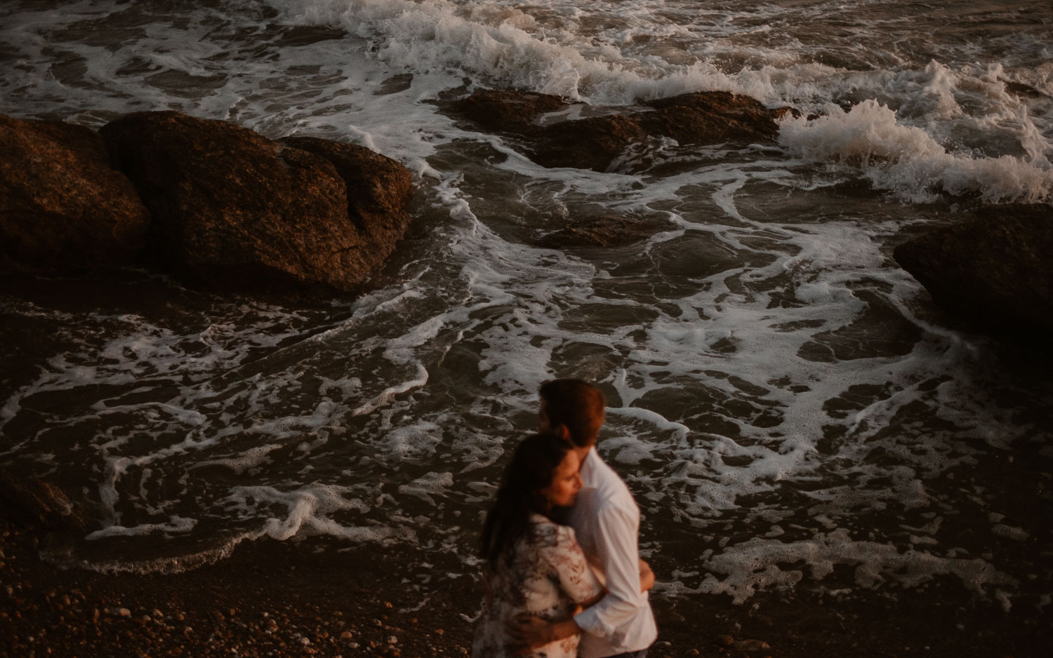 Séance photo en attendant bébé, ventre rond de futurs parents en extérieur, à l’ambiance romantique, au coucher de soleil sur la plage de Bretignolles-sur-mer en Vendée par Geoffrey Arnoldy photographe