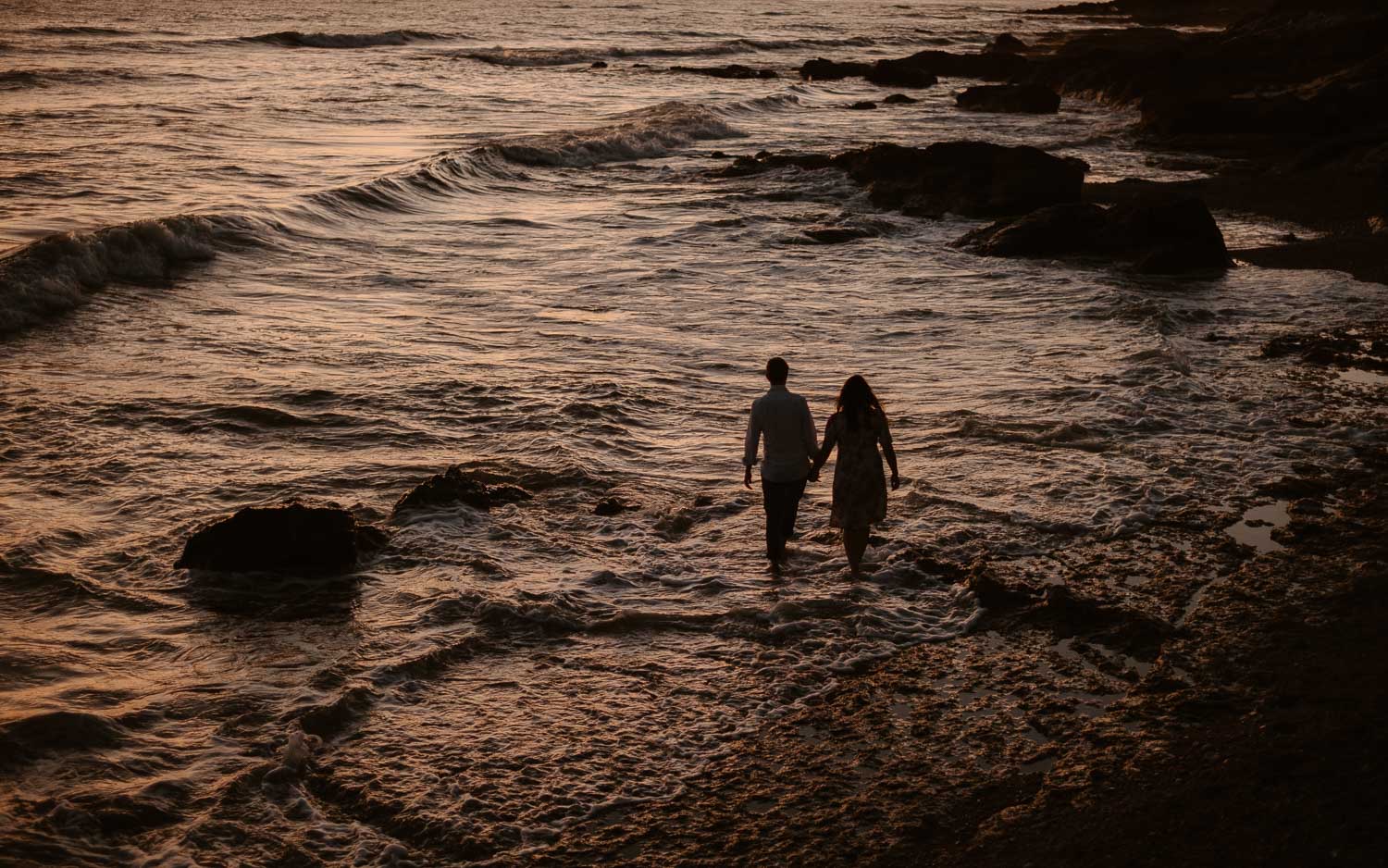 Séance photo en attendant bébé, ventre rond de futurs parents en extérieur, à l’ambiance romantique, au coucher de soleil sur la plage de Bretignolles-sur-mer en Vendée par Geoffrey Arnoldy photographe