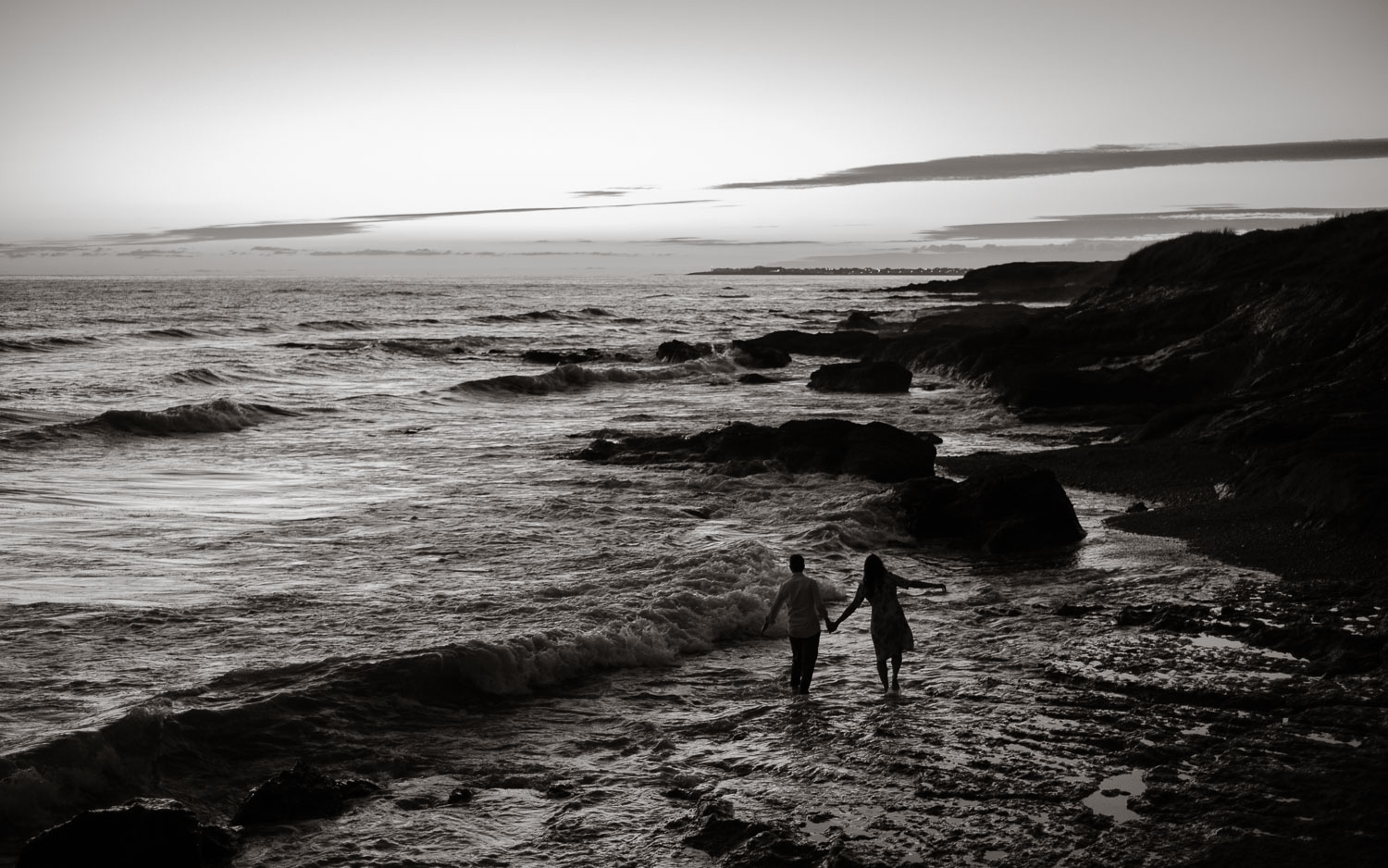 Séance photo en attendant bébé, ventre rond de futurs parents en extérieur, à l’ambiance romantique, au coucher de soleil sur la plage de Bretignolles-sur-mer en Vendée par Geoffrey Arnoldy photographe