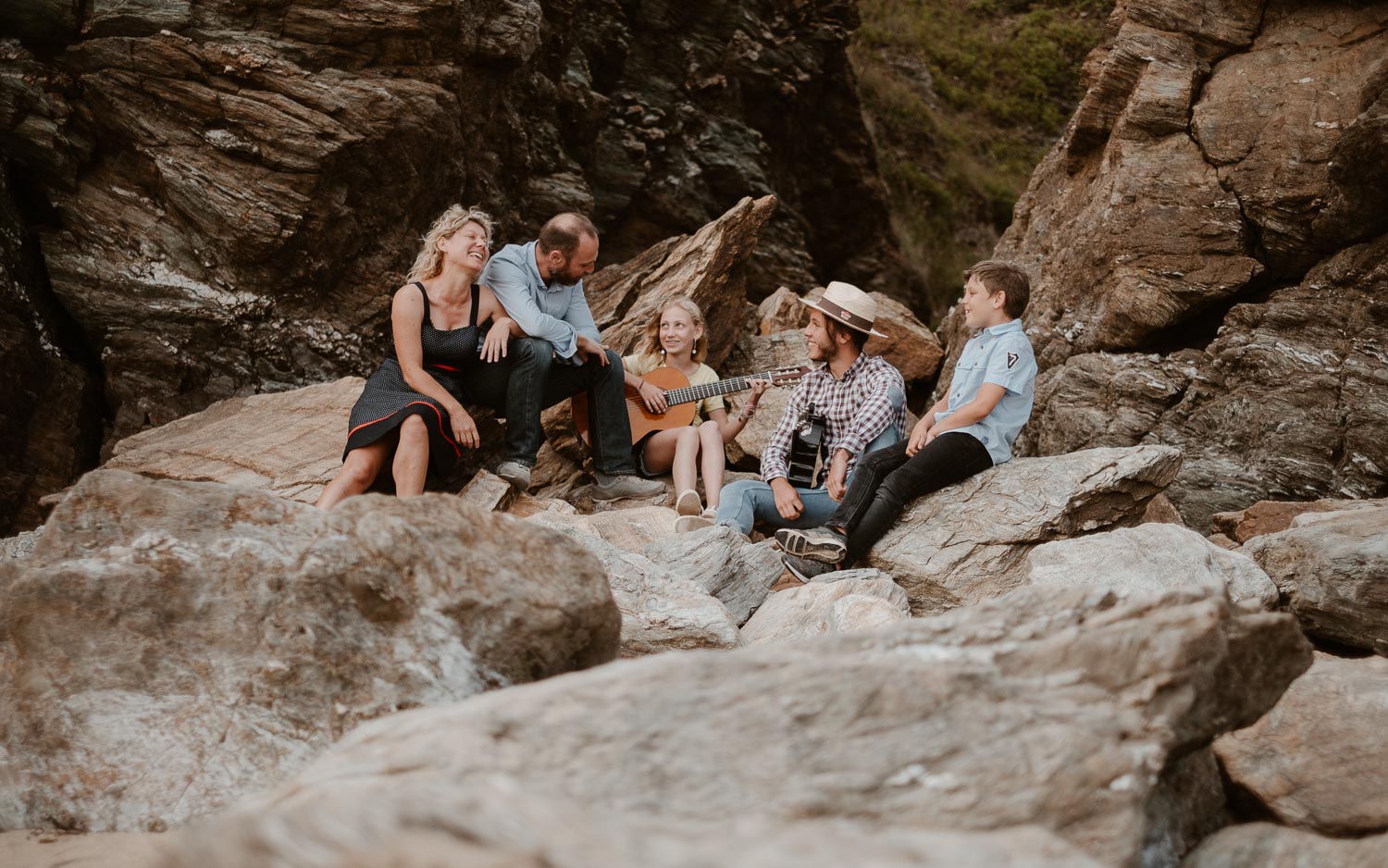 Séance photo lifestyle de famille d’un papa d’une maman et de leur trois enfants en région nantaise à la bernerie en retz par Geoffrey Arnoldy photographe