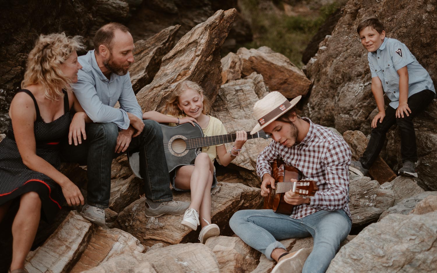 Séance photo lifestyle de famille d’un papa d’une maman et de leur trois enfants en région nantaise à la bernerie en retz par Geoffrey Arnoldy photographe