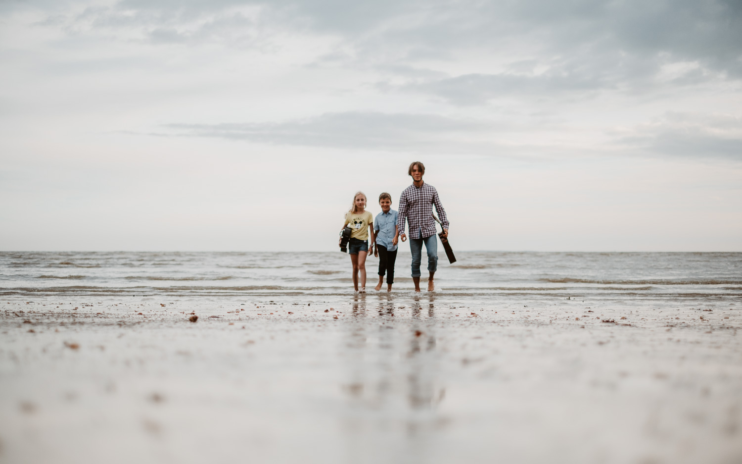 Séance photo lifestyle de famille d’un papa d’une maman et de leur trois enfants en région nantaise à la bernerie en retz par Geoffrey Arnoldy photographe