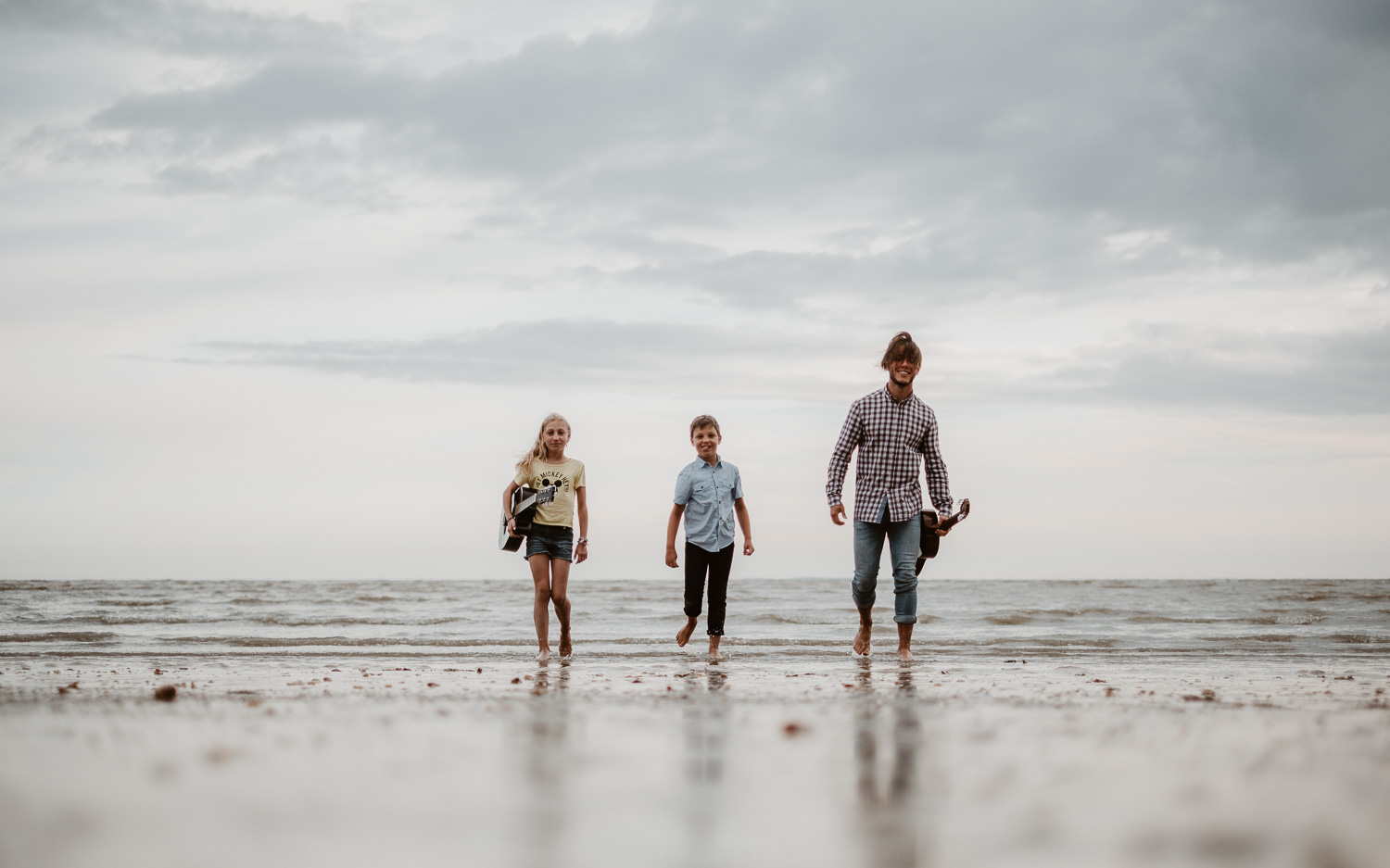 Séance photo lifestyle de famille d’un papa d’une maman et de leur trois enfants en région nantaise à la bernerie en retz par Geoffrey Arnoldy photographe