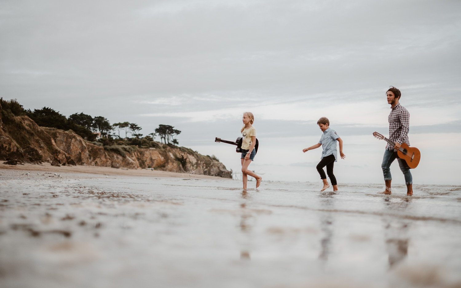 Séance photo lifestyle de famille d’un papa d’une maman et de leur trois enfants en région nantaise à la bernerie en retz par Geoffrey Arnoldy photographe