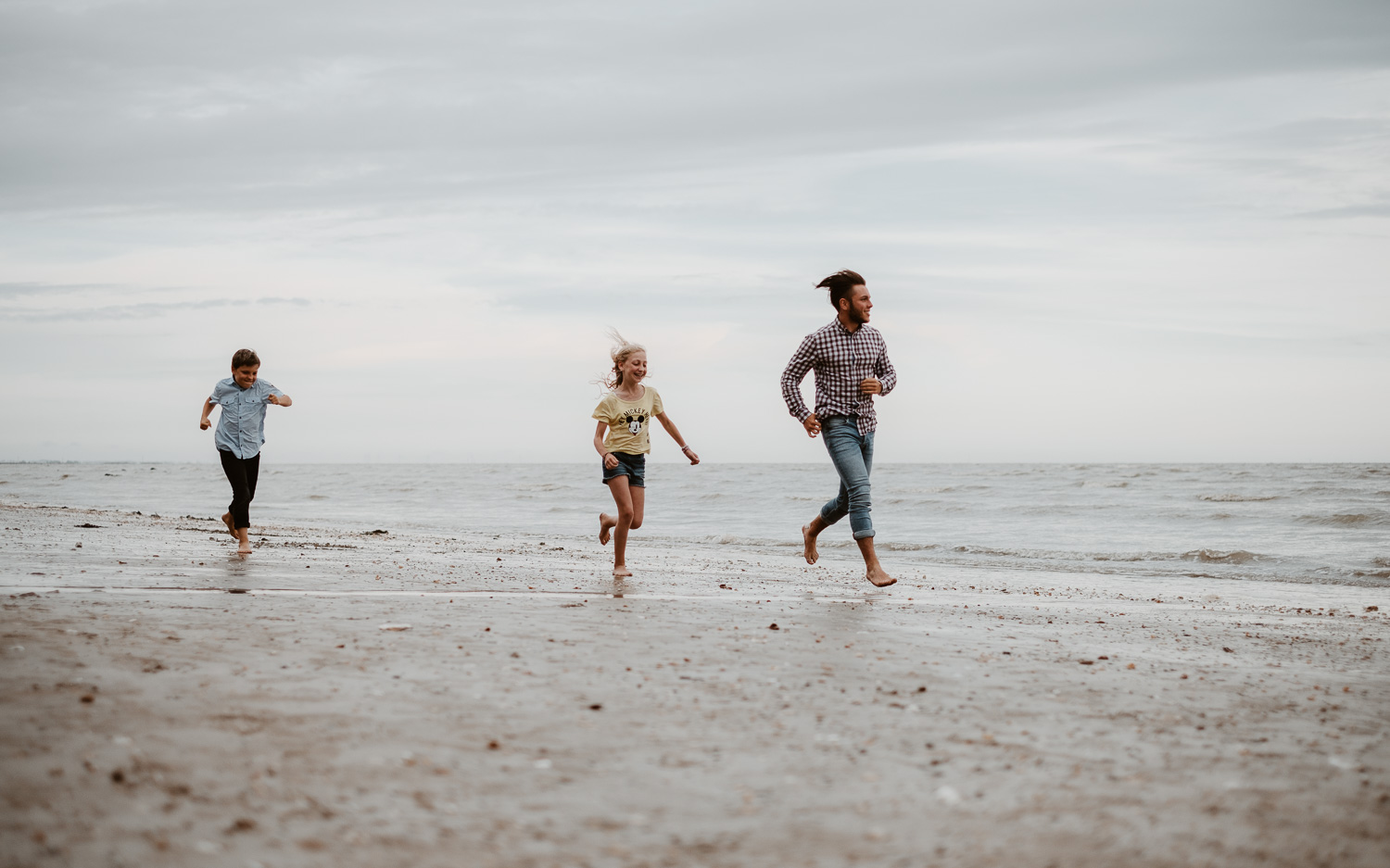 Séance photo lifestyle de famille d’un papa d’une maman et de leur trois enfants en région nantaise à la bernerie en retz par Geoffrey Arnoldy photographe