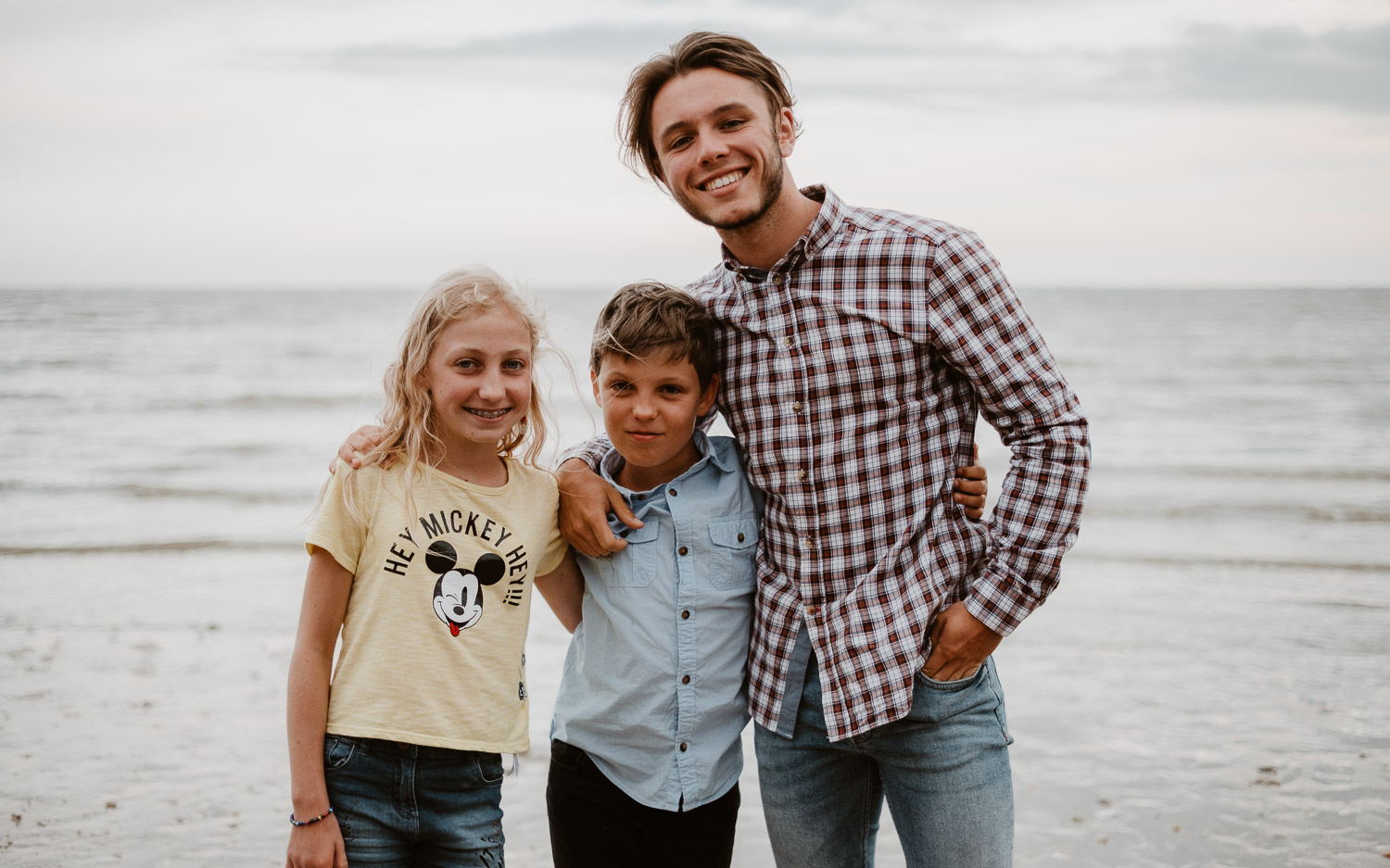 Séance photo lifestyle de famille d’un papa d’une maman et de leur trois enfants en région nantaise à la bernerie en retz par Geoffrey Arnoldy photographe