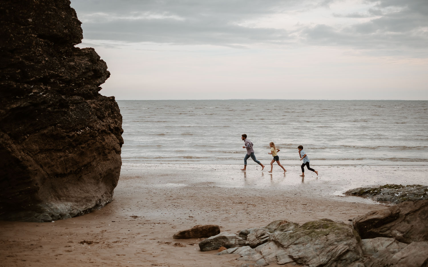 Séance photo lifestyle de famille d’un papa d’une maman et de leur trois enfants en région nantaise à la bernerie en retz par Geoffrey Arnoldy photographe