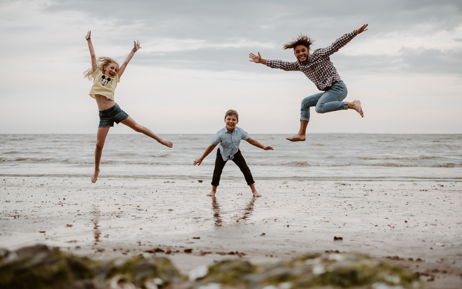 Séance photo lifestyle de famille d’un papa d’une maman et de leur trois enfants en région nantaise à la bernerie en retz par Geoffrey Arnoldy photographe