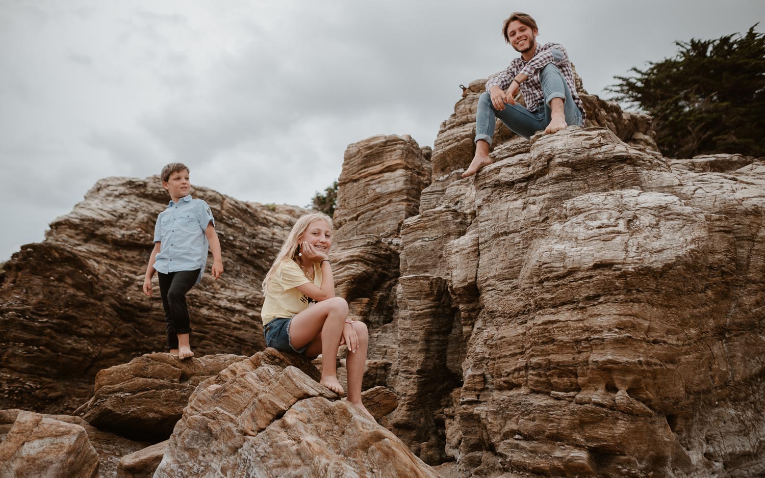 Séance photo lifestyle de famille d’un papa d’une maman et de leur trois enfants en région nantaise à la bernerie en retz par Geoffrey Arnoldy photographe