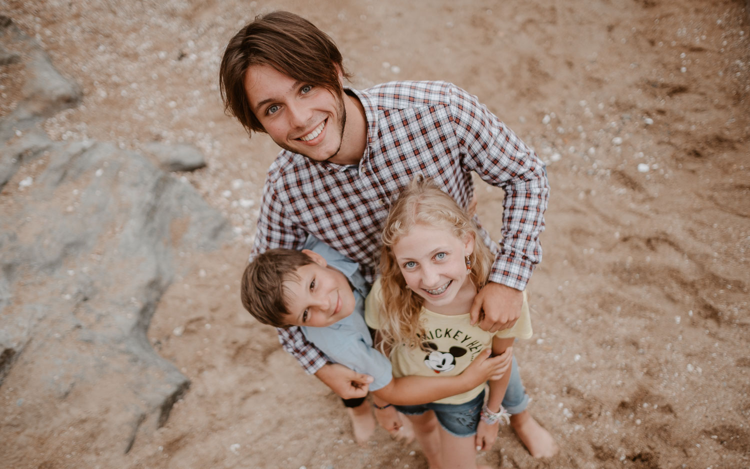 Séance photo lifestyle de famille d’un papa d’une maman et de leur trois enfants en région nantaise à la bernerie en retz par Geoffrey Arnoldy photographe