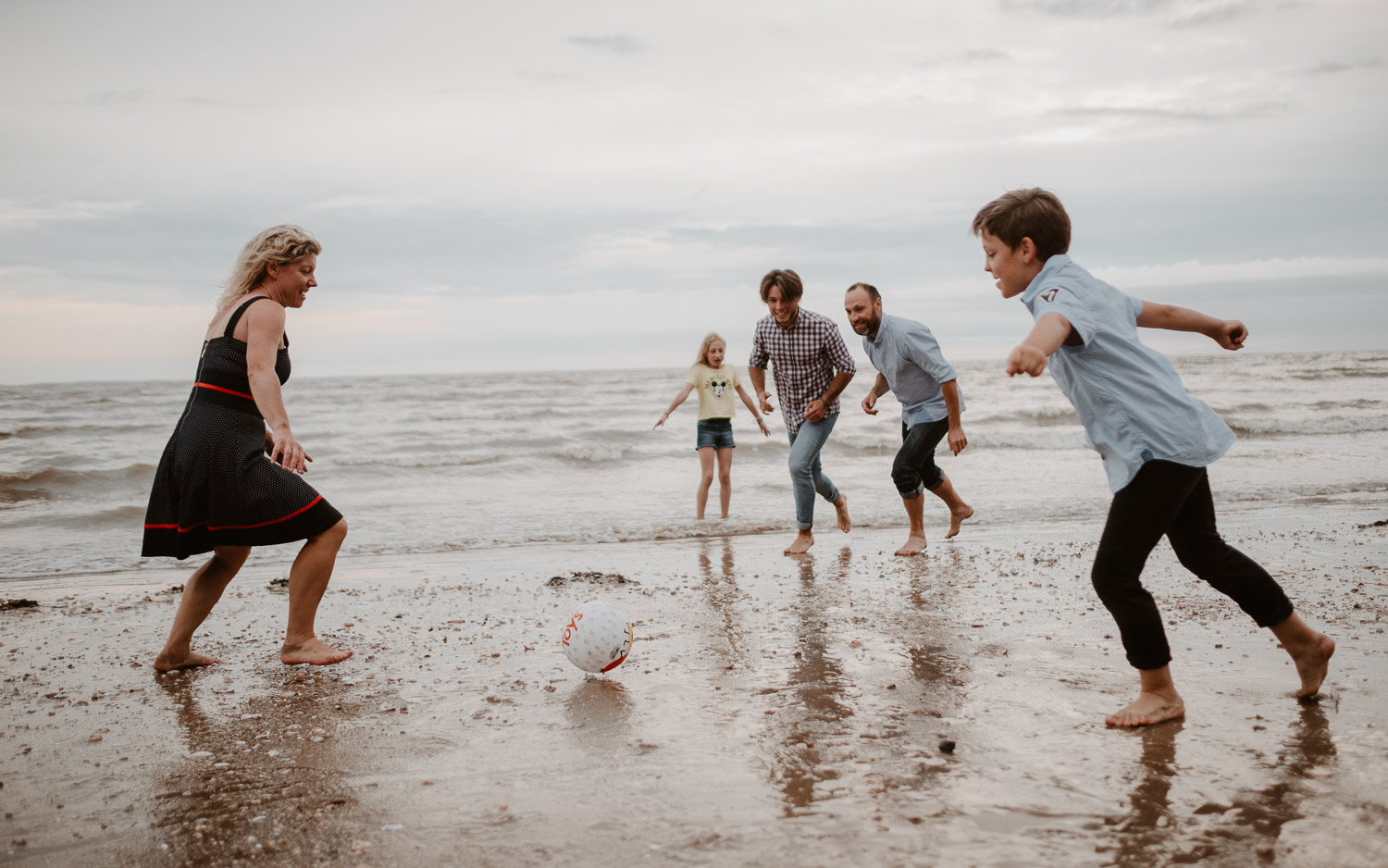 Séance photo de famille parents enfant en extérieur jouant de la musique autour d’un feu en été à Pornic par Geoffrey Arnoldy photographe