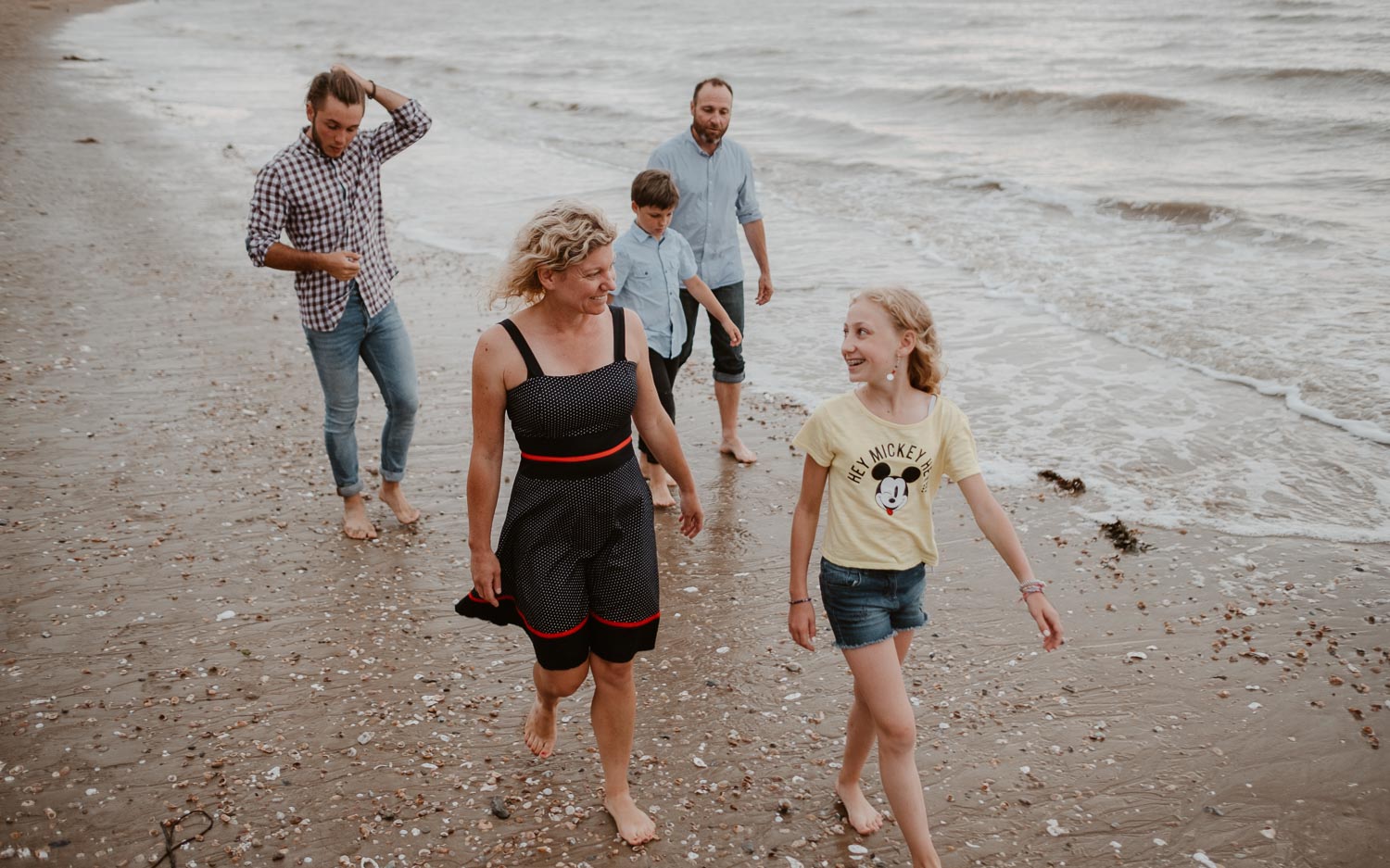 Séance photo de famille parents enfant en extérieur jouant de la musique autour d’un feu en été à Pornic par Geoffrey Arnoldy photographe