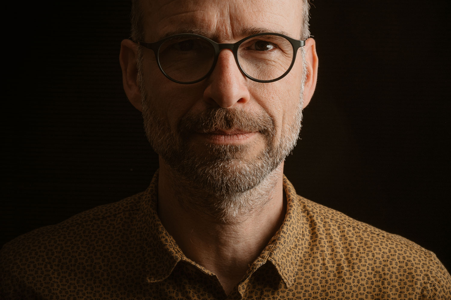 Portrait studio de Christian Meyrignac géobiologue à Nantes