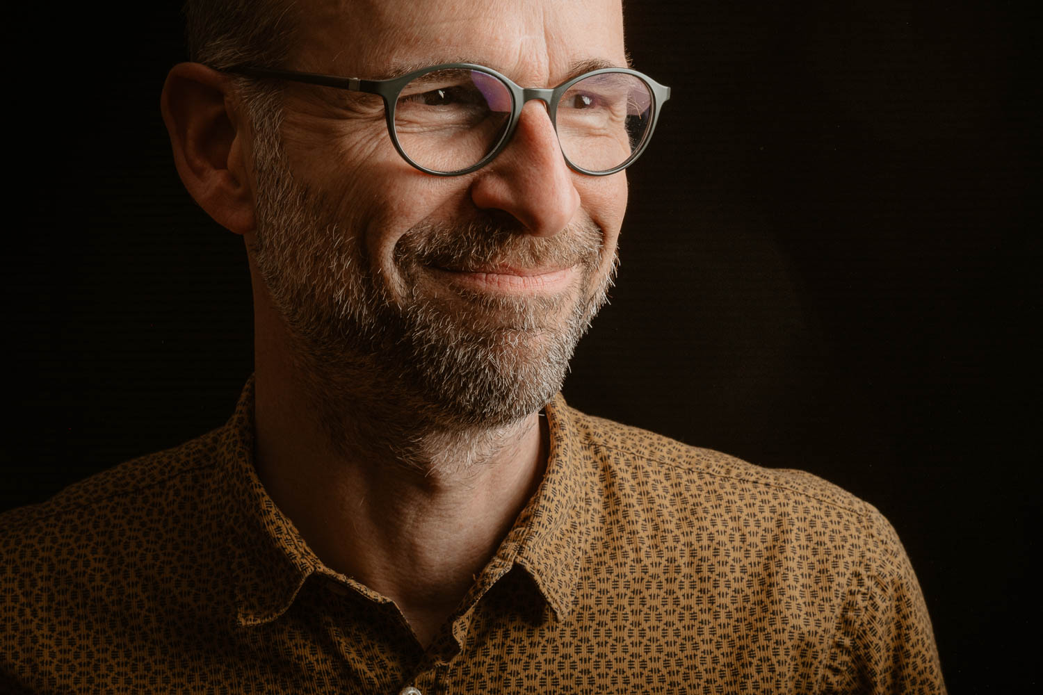 Portrait studio de Christian Meyrignac géobiologue à Nantes